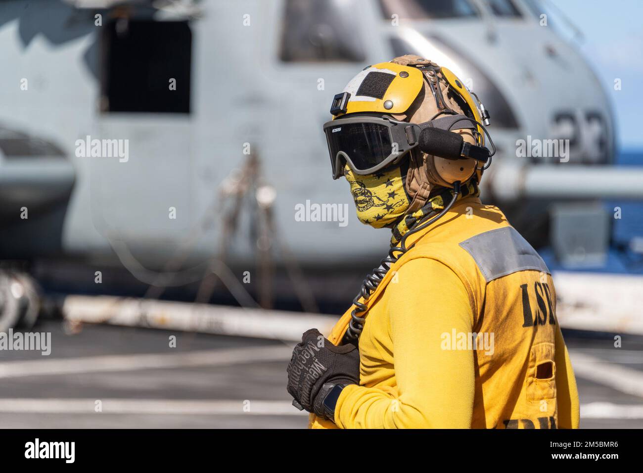 220223-N-VQ947-1030 OCÉAN PACIFIQUE (23 février 2022) — Aviation Boatswain's Mate (Handler) 3rd classe Colby Evans, à gauche, de Wichita, Kan., se tient à côté pendant les opérations de vol à bord du quai de transport amphibie de la classe San Antonio Portland (LPD 27), le 23 février 2022. Les marins et les Marines du Essex Amphiobie Ready Group (ARG) et de l'unité expéditionnaire maritime 11th (MEU) mènent actuellement des opérations de routine dans la flotte américaine 3rd. Banque D'Images