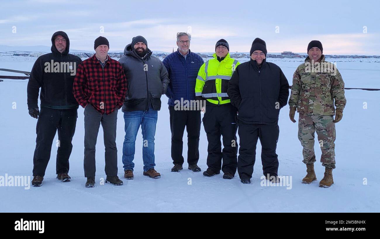 Jaime Pinkham (deuxième de droite), sous-secrétaire adjoint principal de l'armée pour les travaux civils, a visité le port de Nome le 23 février, tout en étant accompagné de membres des États-Unis Corps des ingénieurs de l'armée – district de l'Alaska et ville de Nome. Le district compte agrandir le port pour atténuer les restrictions imposées par les navires existants en raison de la profondeur insuffisante des canaux et de l'espace limité du port. Le port dessert la région du Grand Seward Peninsula, il est donc essentiel d'assurer un centre de transport robuste et efficace pour assurer la viabilité à long terme des collectivités environnantes. Le projet de modification a reçu $250 M. Banque D'Images