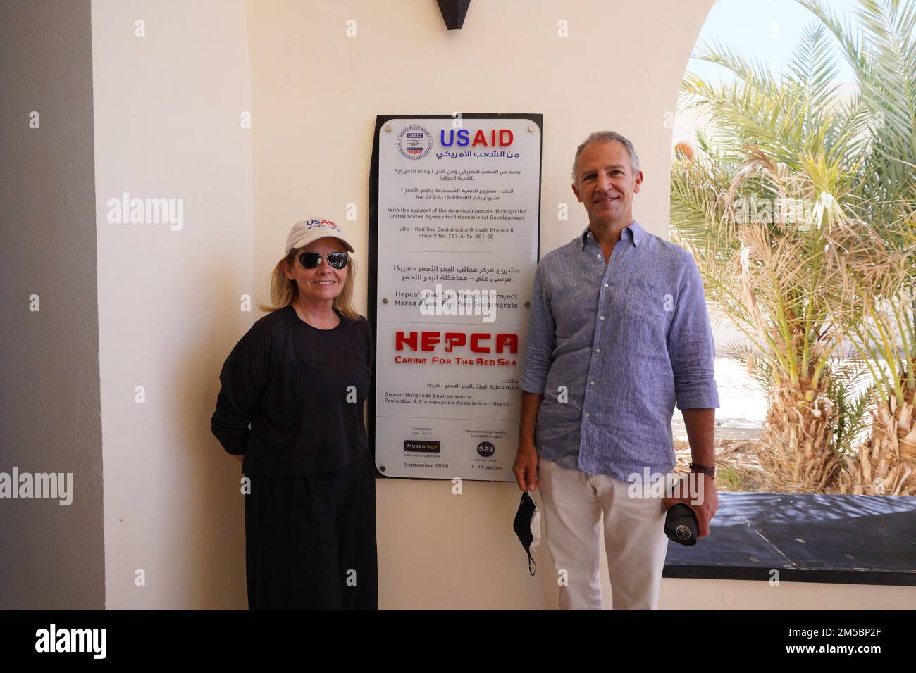 En mettant l'accent sur le tourisme et la durabilité de l'environnement, l'USAID a eu un impact substantiel le long de la côte de la mer Rouge, en aidant au développement des infrastructures et à la création d'emplois pour soutenir la croissance économique des résidents égyptiens. Profitez des merveilles de la côte de la mer Rouge, États-Unis L'Ambassadeur Jonathan R. Cohen et le Directeur de mission de l'USAID Leslie Reed ont visité le complexe de l'Association pour la protection et la conservation de l'environnement (HEPCA) de Hurghada à Marsa Alam en février 2022. Depuis 1990s, l’USAID et la HEPCA se sont associés pour protéger les ressources naturelles de l’Égypte et éduquer les Égyptiens et les touristes sur l’impo Banque D'Images