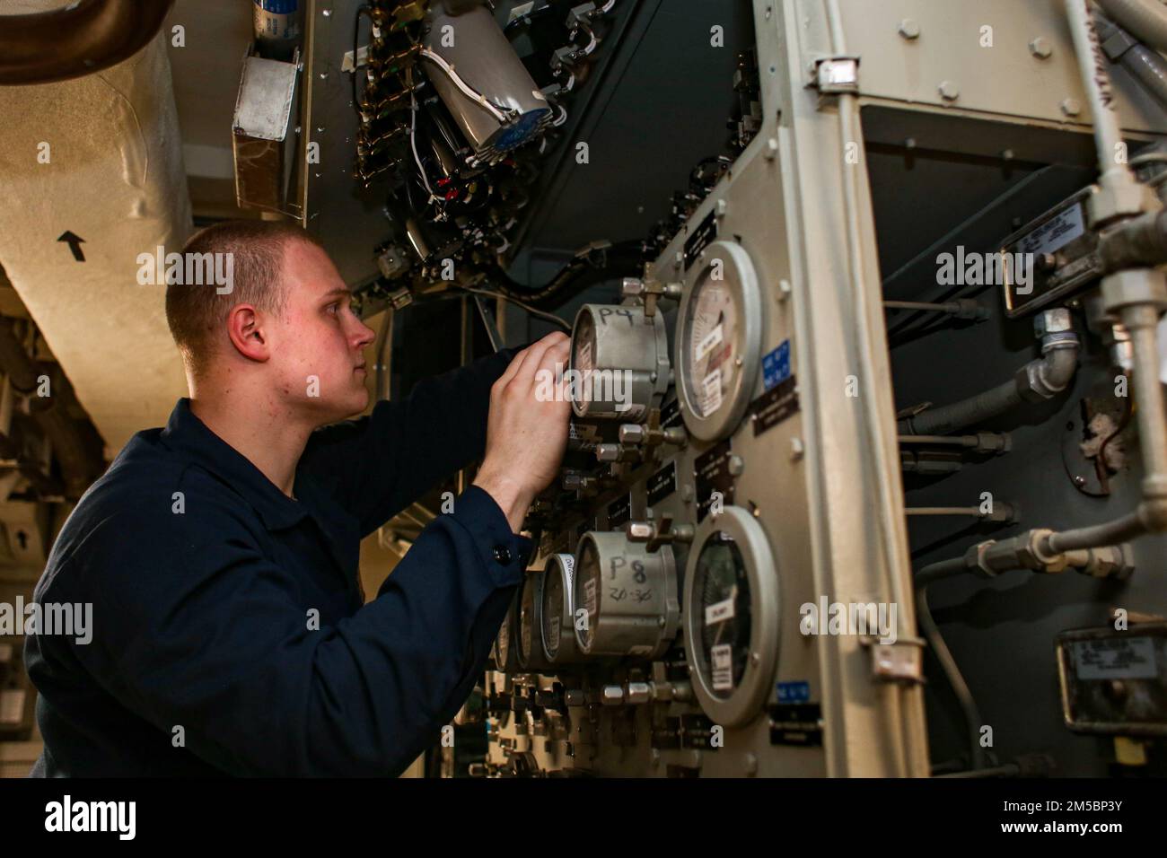 MER DES PHILIPPINES (24 février 2022) le Mate Pompier d'électricien Kendall Ptacnik, d'Amarillo, Texas, vérifie les fils pour les courts-circuits à bord du porte-avions de la classe Nimitz USS Abraham Lincoln (CVN 72). Abraham Lincoln Strike Group est en cours de déploiement prévu dans la zone d'exploitation de la flotte américaine 7th afin d'améliorer l'interopérabilité par le biais d'alliances et de partenariats tout en servant de force de réaction prête à l'emploi pour soutenir une région libre et ouverte d'Indo-Pacifique. Banque D'Images