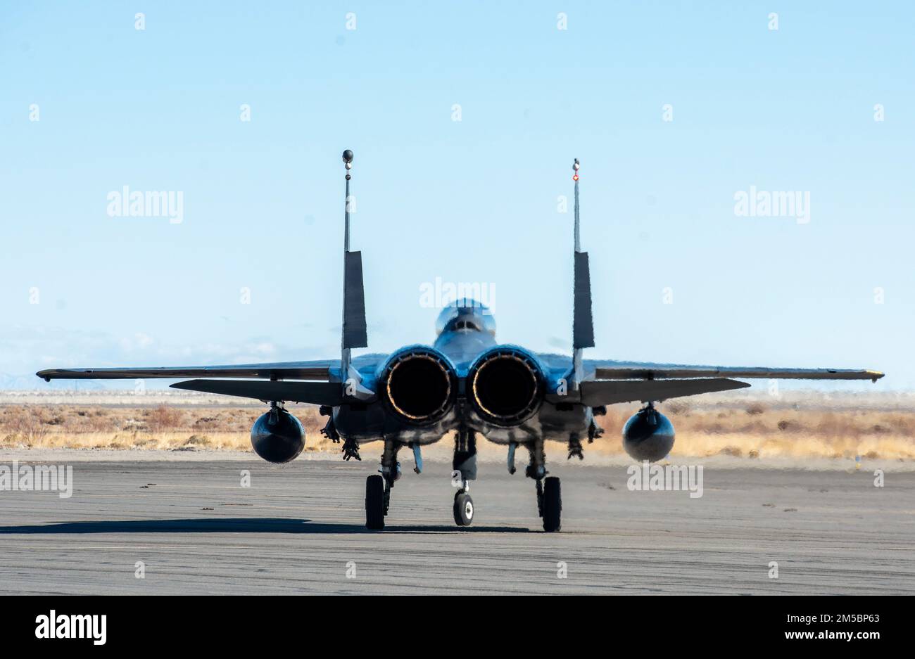 A ÉTATS-UNIS Air Force F-15E Strike Eagle de la base aérienne de Mountain Home, Idaho, taxis dans le cadre de l'exercice Gila Monster dans l'aérodrome de Wendover, Utah, 17 février 2022. L'exercice Gila Monster a testé les éléments de la force de génération de la mission à l'appui de la structure de l'aile principale. Banque D'Images