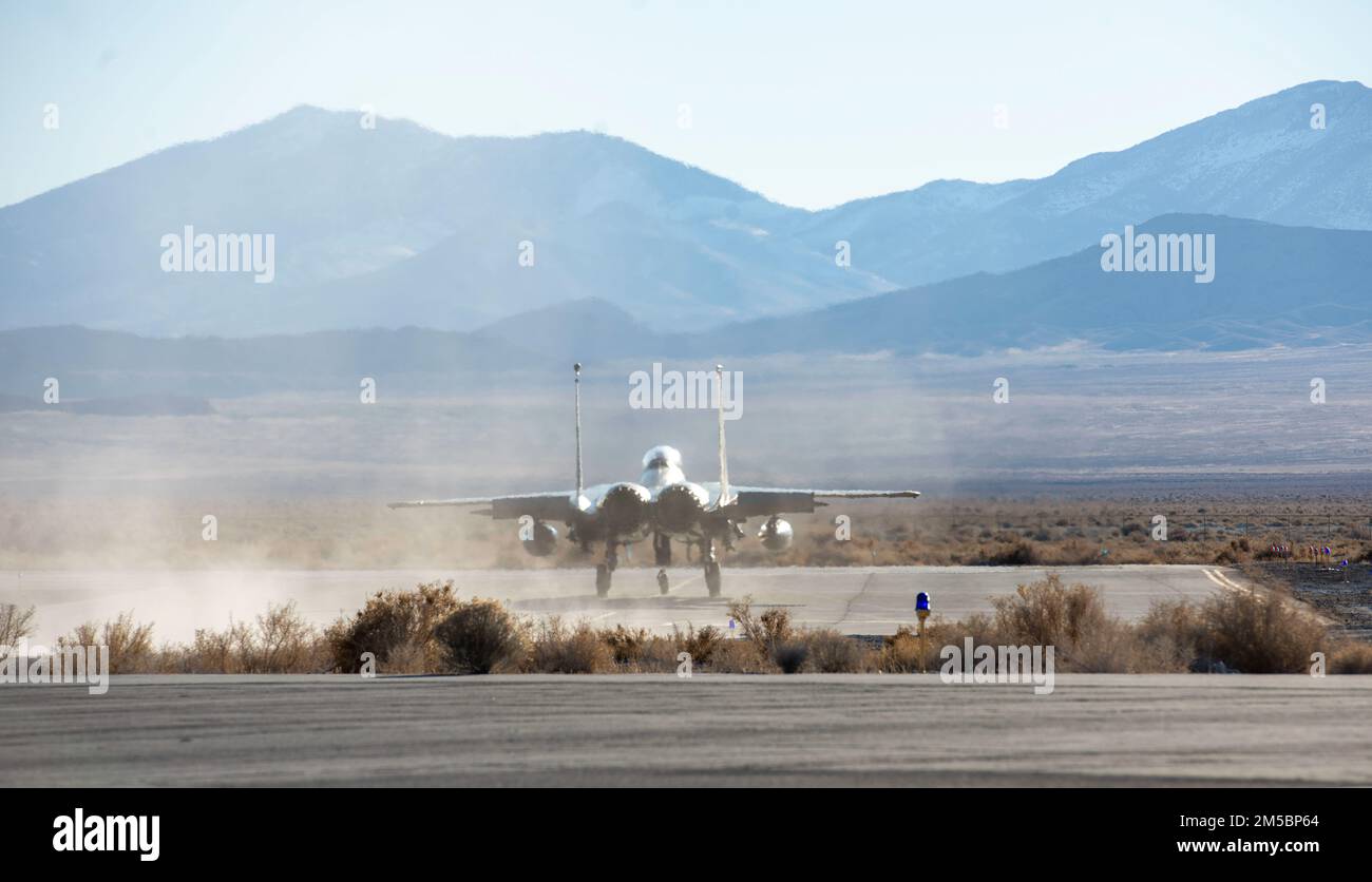 A ÉTATS-UNIS Air Force F-15E Strike Eagle de la base aérienne de Mountain Home, Idaho, se prépare au décollage de l'aérodrome de Wendover, Utah, 17 février 2022, dans le cadre de l'exercice Gila Monster. L'exercice Gila Monster a vu 366th aviateurs de l'escadre de chasse établir un escadron de base aérienne et effectuer des opérations de terrain d'aviation, la sécurité de la base et des éléments de la force de génération de la mission à l'appui des priorités de l'escadre de chasse de 366th. Banque D'Images
