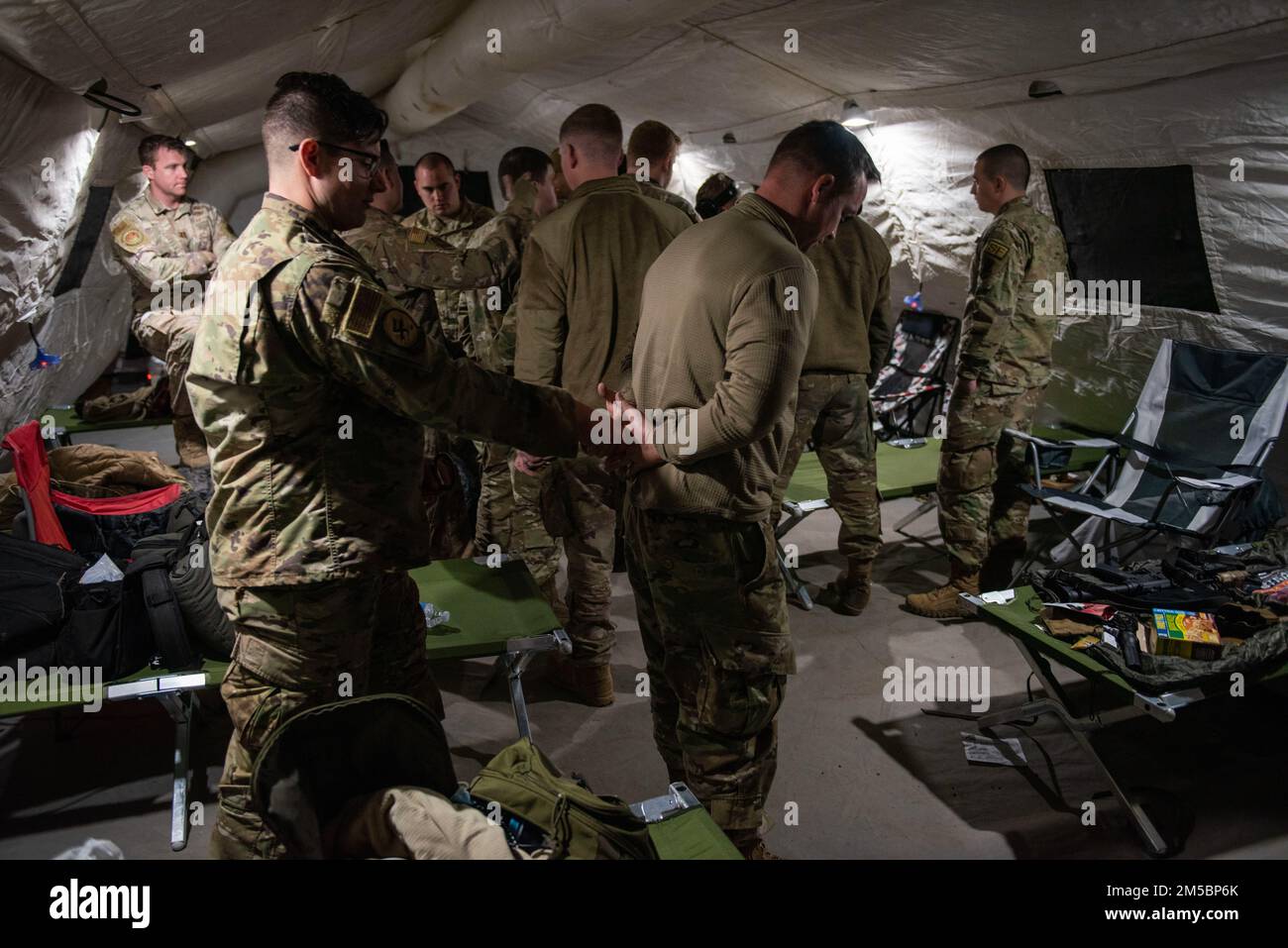 ÉTATS-UNIS Les aviateurs de la Force aérienne de la 366th Fighter Wing, à la base aérienne de Mountain Home, Idaho, apprennent et démontrent l'entraînement sur les techniques appropriées de menottage lors de l'exercice Gila Monster dans l'aérodrome de Wendover, Utah, 17 février 2022. On a enseigné aux aviateurs les procédures de sécurité de la base pour établir un escadron de base aérienne à l'appui des capacités de l'escadre principale. Banque D'Images