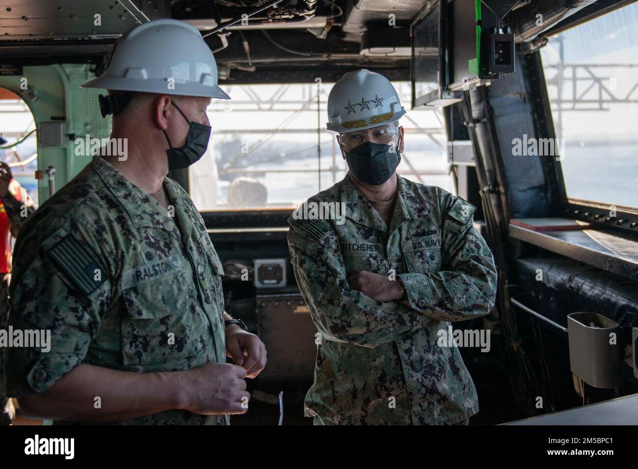 220224-N-US228-1002 SAN DIEGO (24 février 2022) – Vice-SMA Roy Kitchener, commandant, Naval surface Force, États-Unis Pacific Fleet, à droite, parle avec le capitaine Kevin Ralston, commandant du navire de transport amphibie de classe San Antonio USS San Diego (LPD 22), lors d'une visite programmée du navire. À bord, Kitchener a évalué l’état de préparation actuel du navire et a parlé aux marins. Banque D'Images