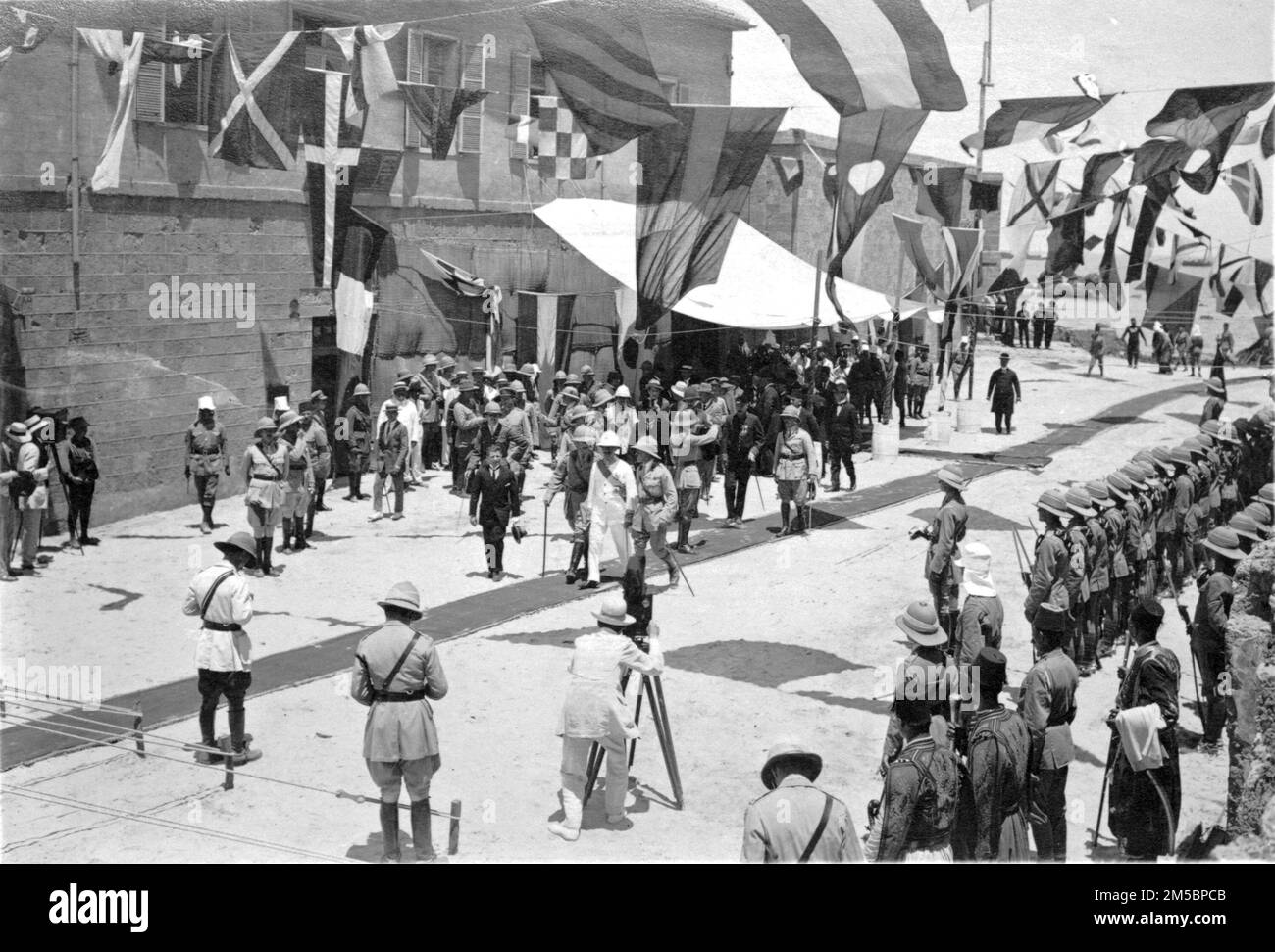 Sir Herbert Samuel marchant dans Jaffa, 1920. Banque D'Images