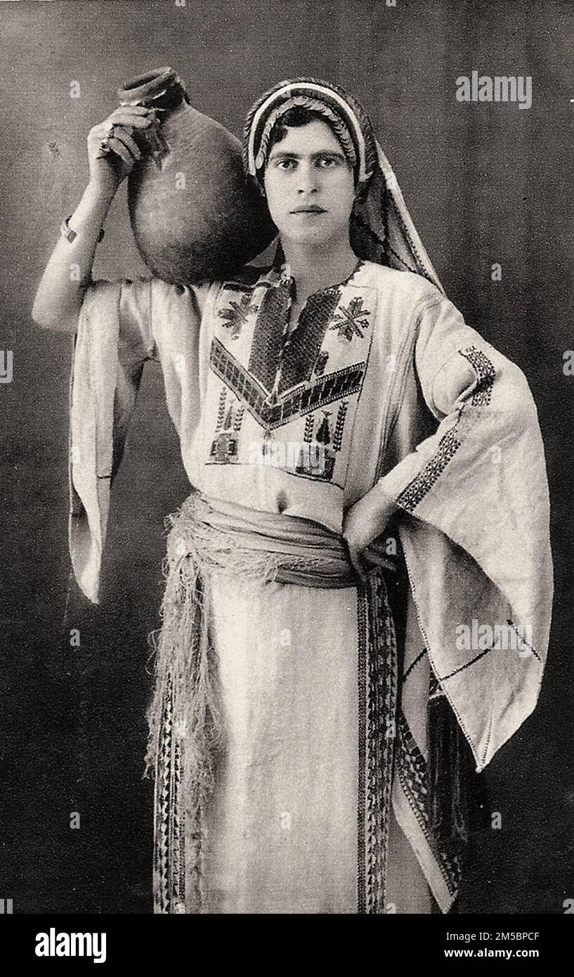Une femme palestinienne en costume traditionnel Banque D'Images
