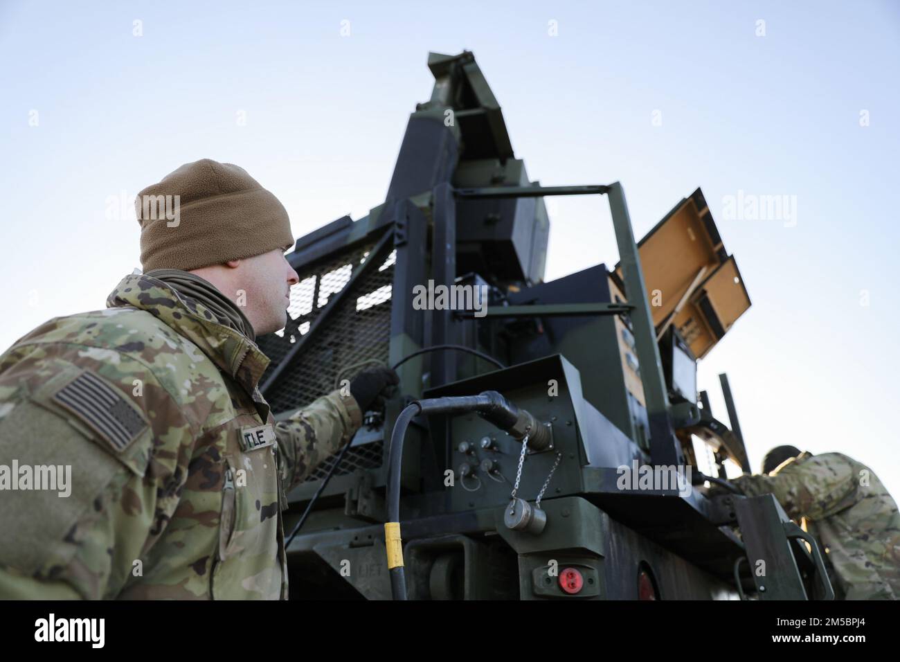 ÉTATS-UNIS Le sergent Nathan Tuttle de l'armée effectue la maintenance d'un système radar Sentinal pour appuyer l'exercice de grève des sabre à BPTA Pologne, le 24 février 2022. Sabre Strike façonnera les conditions des exercices Astral Knight et Ramstein Legacy en renforçant les capacités et l'interopérabilité avec les partenaires et alliés des États-Unis. Banque D'Images