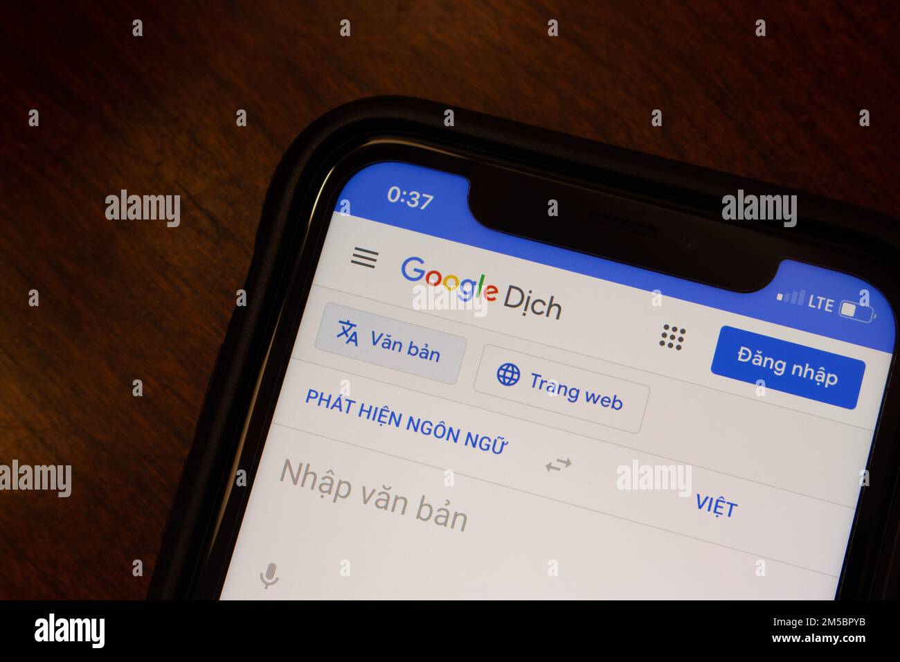 Vancouver, CANADA - Déc 3 2022 : le site de Google Dich, Google Translate en vietnamien, vu dans un écran d'iPhone. Banque D'Images