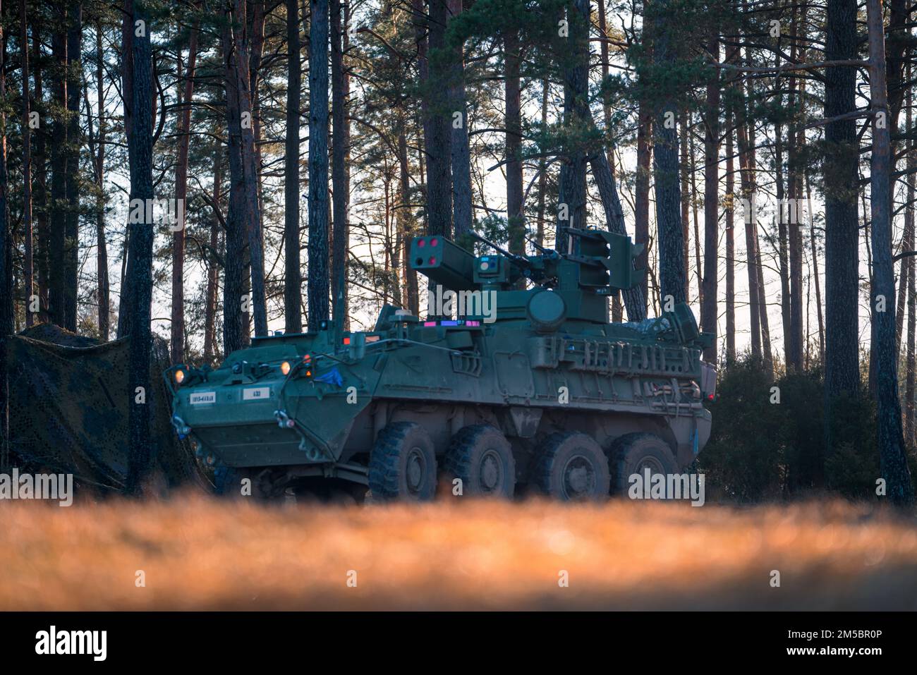 Un prototype M-SHORAD affecté au 5-4 Bataillon d'artillerie de défense aérienne, suit des avions polonais à voilure fixe pendant l'exercice Sabre Strike 22 à BPTA, en Pologne, sur 24 février 2022. Le 5th Bataillon, 4th Air Defense Artillery Regiment, une unité subordonnée du Commandement de la défense aérienne et antimissile de l'Armée de terre de 10th, est la première unité aux États-Unis L'armée de terrain, de tester et de recevoir quatre systèmes d'armes M-SHORAD. 5-4 l'ADA recevra 32 systèmes supplémentaires plus tard en FY22-FY23. ÉTATS-UNIS Photo de l'armée par le Maj. Robert Fellingham) Banque D'Images