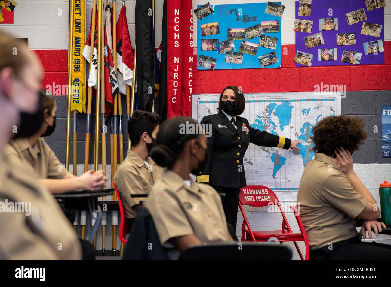 220224-N-PW480-0847 North Chicago, Illinois (Le 24 février 2022) Jennifer Couture, commandant du Commandement de l'instruction du Service naval (CTNO), s'adresse aux cadets du Commandement de l'instruction des officiers de réserve juniors de la Réserve de la North Chicago Community High School (NJROTC) lors d'une visite sur place le 24 février. Couture et son personnel de la NSTC, dont le siège social est situé à la Station navale des Grands Lacs, dans l'Illinois, supervisent 583 unités de la NJROTC et 58 unités du corps des cadets de la Défense nationale (NNDCC) de la Marine à travers le pays et le monde. Banque D'Images