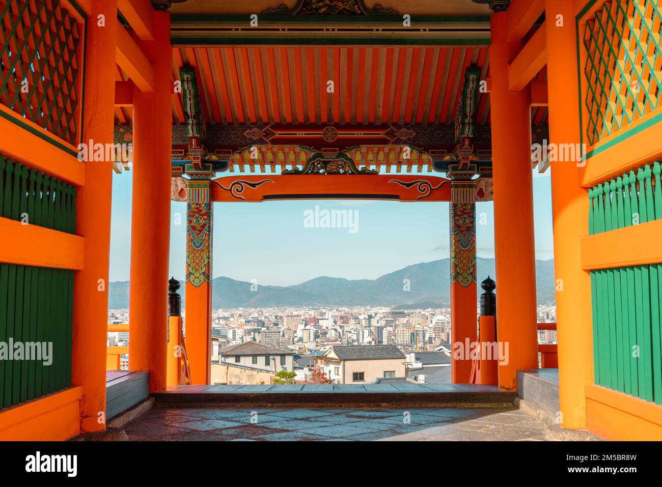 Vue sur le temple Kiyomizu-dera et la ville de Kyoto, Japon Banque D'Images