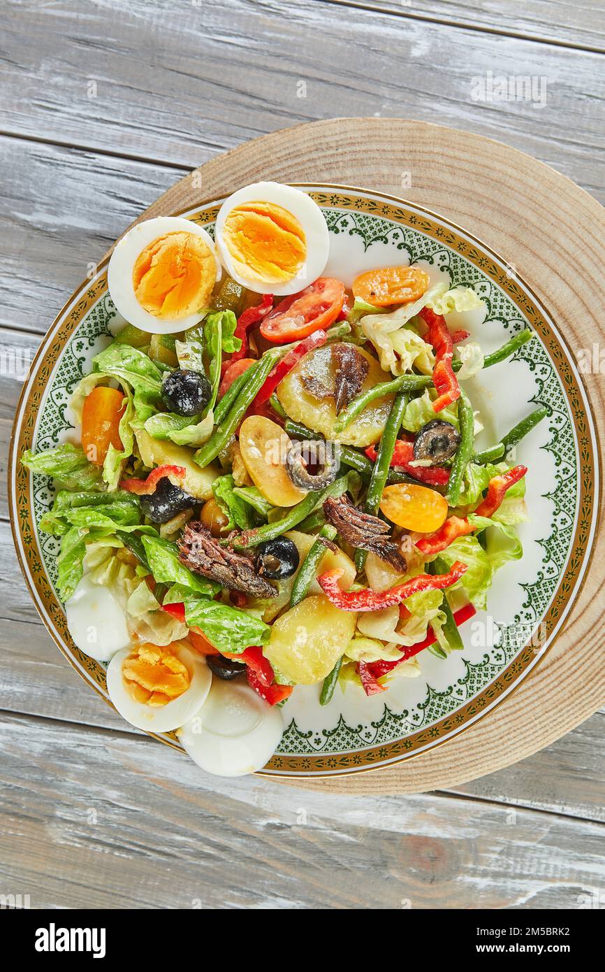 Salade niçoise cuisine française gastronomique, sur fond de bois Banque D'Images