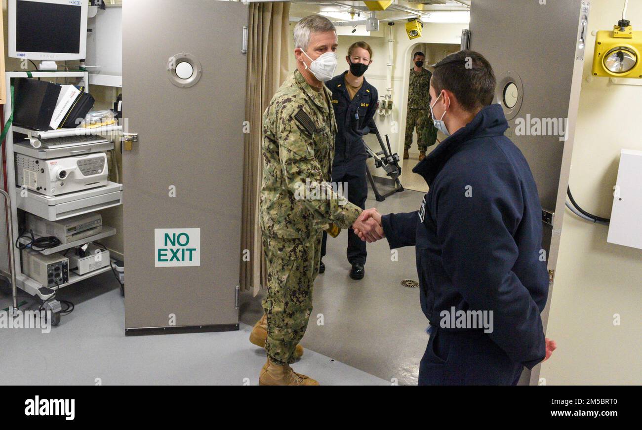 SAN DIEGO (24 février 2022) Vice ADM. Steve Koehler, centre, commandant, U.S. 3rd Fleet, de San Diego, Greets Hospital Corpsman 2nd classe Anthony Castro, de Kissimmee, en Floride, affecté au navire de quai de transport amphibie USS John P. Murtha (LPD 26), lors d'une visite programmée du navire, le 24 février. John P. Murtha est un bateau de transport amphibie de classe San Antonio qui a été transporté à San Diego. Banque D'Images