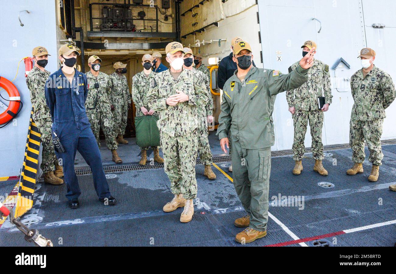 SAN DIEGO (24 février 2022) Vice ADM. Steve Koehler, centre, commandant, U.S. 3rd Fleet, de San Diego, Est informé sur les opérations du pont de vol par le capitaine Gervy Alota, au centre-droit, commandant à bord du navire de transport amphibie USS John P. Murtha (LPD 26), également de San Diego, au cours d'une visite programmée en bateau, le 24 février. John P. Murtha est un bateau de transport amphibie de classe San Antonio qui a été transporté à San Diego. Banque D'Images
