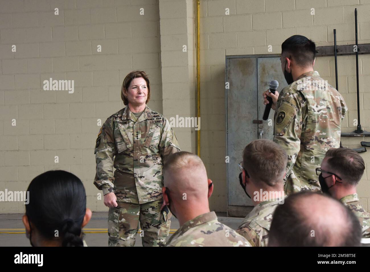 Un membre du service de la joint Task Force-Bravo pose une question au cours d'une assemblée générale avec les États-Unis Le général de l'armée Laura Richardson, États-Unis Commandant du Commandement Sud, à la base aérienne de Soto Cano, Honduras, 24 février 2022. Au cours de la visite de Richardson à Soto Cano, elle a visité l’installation, visité les troupes et reconnu l’importance de l’unité et le partenariat qu’elle renforce grâce à son soutien continu à la région dans le cadre du SOUTHCOM. Banque D'Images