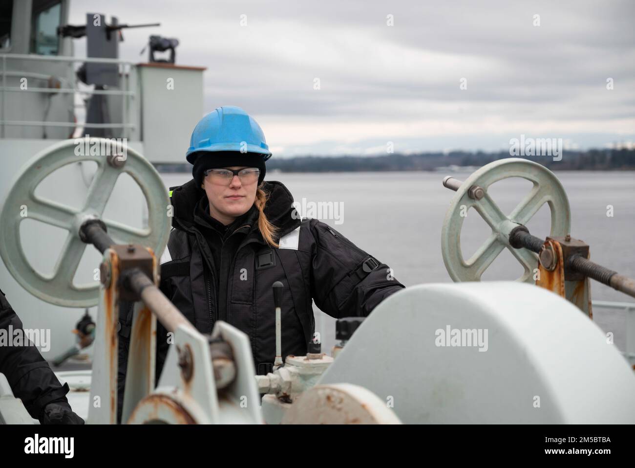 Le marin de première classe Ryane Szajcz équipe le téléphérique à bord du navire canadien de sa Majesté Brandon pendant la navigation de pilotage de Seymour Narrows sur 24 février 2022. Photo : Lieutenant (N) Pamela Hogan Banque D'Images