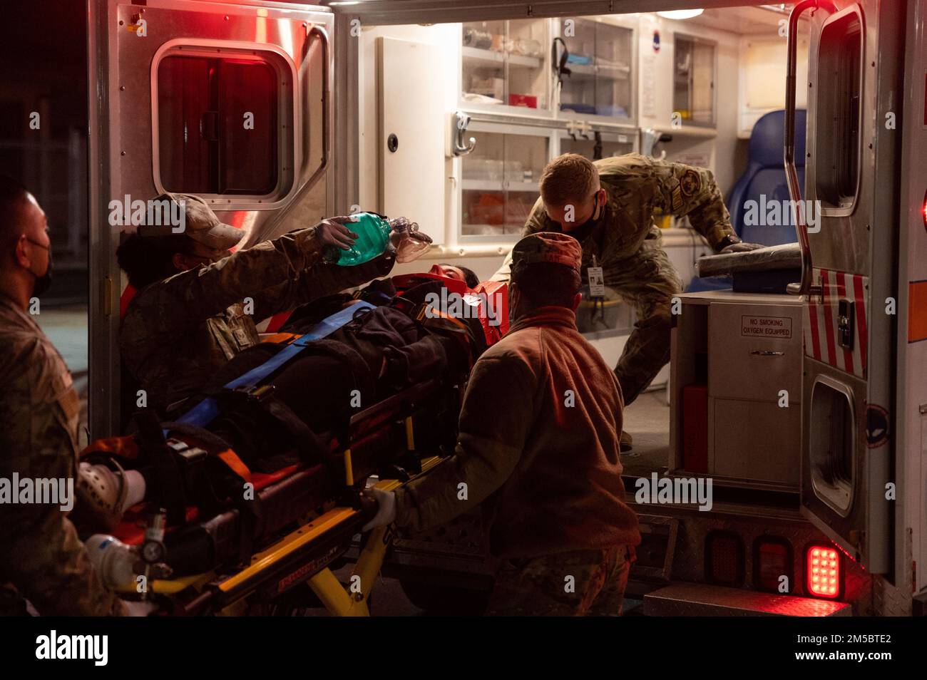 ÉTATS-UNIS Les aviateurs de la Force aérienne affectés au groupe médical 51st chargent un patient dans une ambulance lors d'un événement d'intervention en cas de traumatisme conjoint à la base aérienne d'Osan, le 24 février 2022. Au cours de l'exercice, on s'attendait à ce que les aviateurs répondent à un appel d'urgence, arrivent sur place et transfèrent le patient pour une évaluation plus approfondie en temps opportun. Banque D'Images