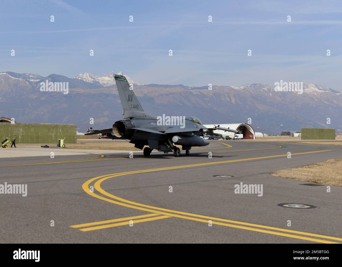 A ÉTATS-UNIS Le faucon de combat F-16 de la Force aérienne affecté aux taxis du 555th Fighter Squadron sur la ligne aérienne de la base aérienne d’Aviano, en Italie, avant de décoller pour soutenir la mission de police aérienne renforcée de l’OTAN dans la région de la mer Noire, le 25 février 2022. Les aviateurs multicapacités de la 31st Fighter Wing sont prêts à soutenir les États-Unis Forces en Europe et forces aériennes en Afrique et ses alliés de l'OTAN à l'appui des opérations en cours en Europe. Banque D'Images