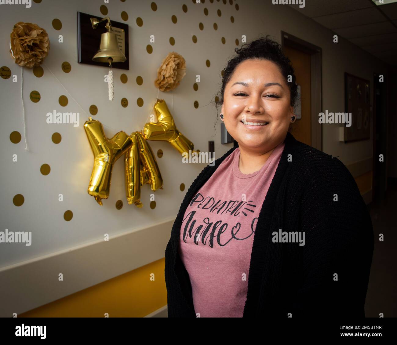 Valérie Mangiero est infirmière autorisée au Brooke Army Medical Center, fort Sam Houston, Texas. Originaire de San Antonio, Texas, Mangiero travaille dans l'unité d'hématologie et d'oncologie pédiatrique de la BAMC depuis 2017 et a obtenu une maîtrise en soins infirmiers en 2021. Banque D'Images
