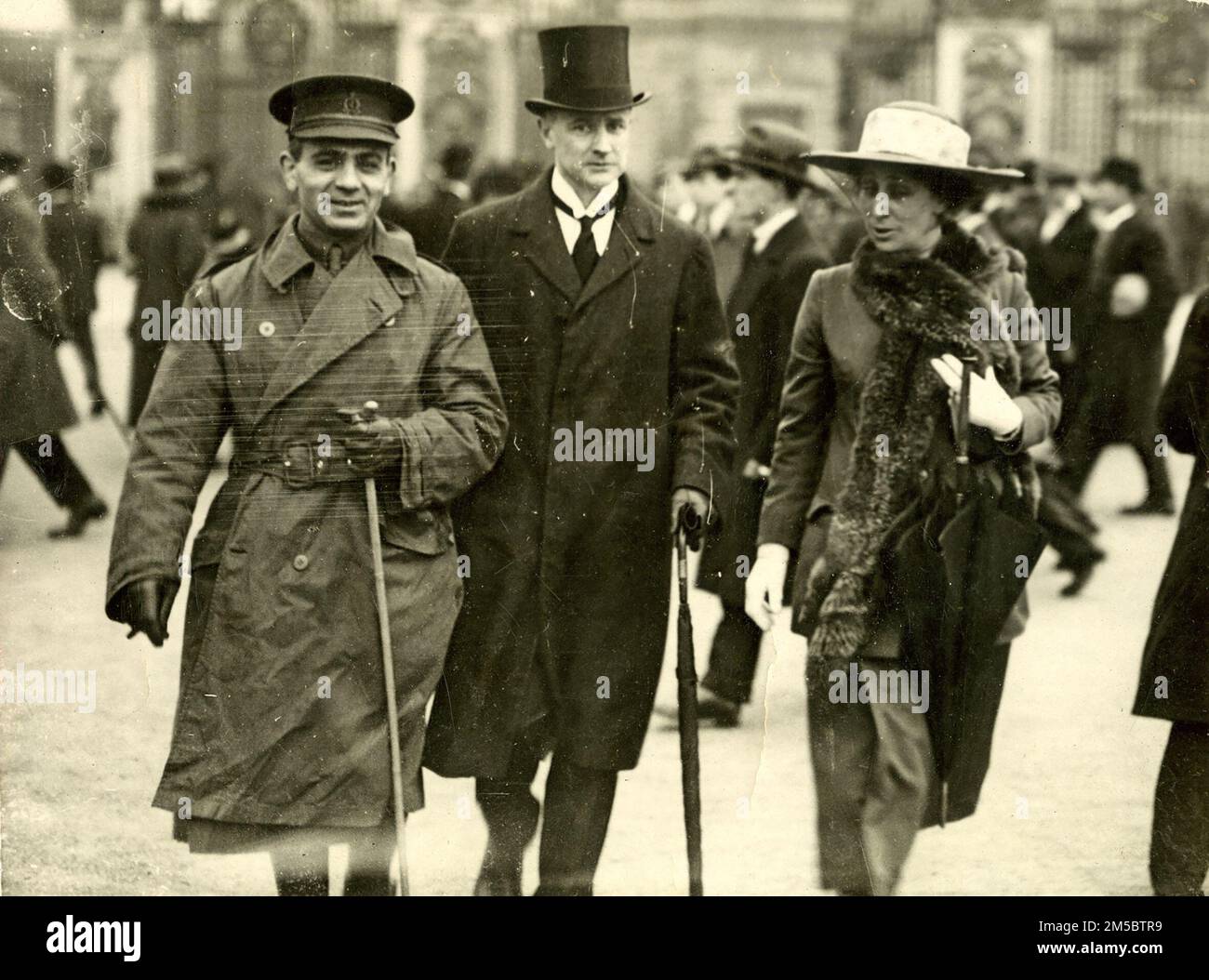 Le Dr Varaztad H. Kazanjian quitte le palais de Buckingham en 1919 après son investiture en tant que Compagnon de St. Michael et St. George pour ses services pendant la première Guerre mondiale Il est accompagné de ses amis, M. et Mme W. Warwick James de Londres. Le Dr Kazanjian était un chirurgien oral arménien américain qui a été le pionnier des techniques de chirurgie plastique et qui est considéré comme le fondateur de la pratique moderne de la chirurgie plastique Banque D'Images