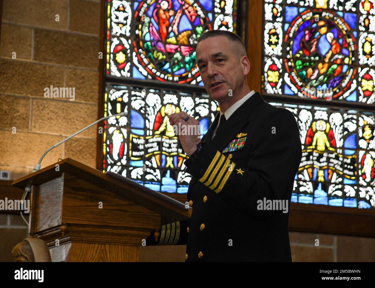 220224-N-MQ631-1037 GROTON, CONNECTICUT (24 février 2022) le capitaine Steven W. Antcliff, commandant entrant du Centre d’apprentissage sous-marin, prononce une allocution lors de la cérémonie de passation de commandement du Centre d’apprentissage sous-marin (CLC) à la base navale sous-marine de New London. Dans le cadre de l'équipe de développement de la Force de NETC, SLC développe et dispense une formation individuelle et d'équipe sous-marine pour atteindre la supériorité de la guerre sous-marine. La SLC forme environ 2 400 officiers de la marine américaine et enrôla des étudiants militaires civils et internationaux chaque jour dans 13 sites et détachements. Banque D'Images