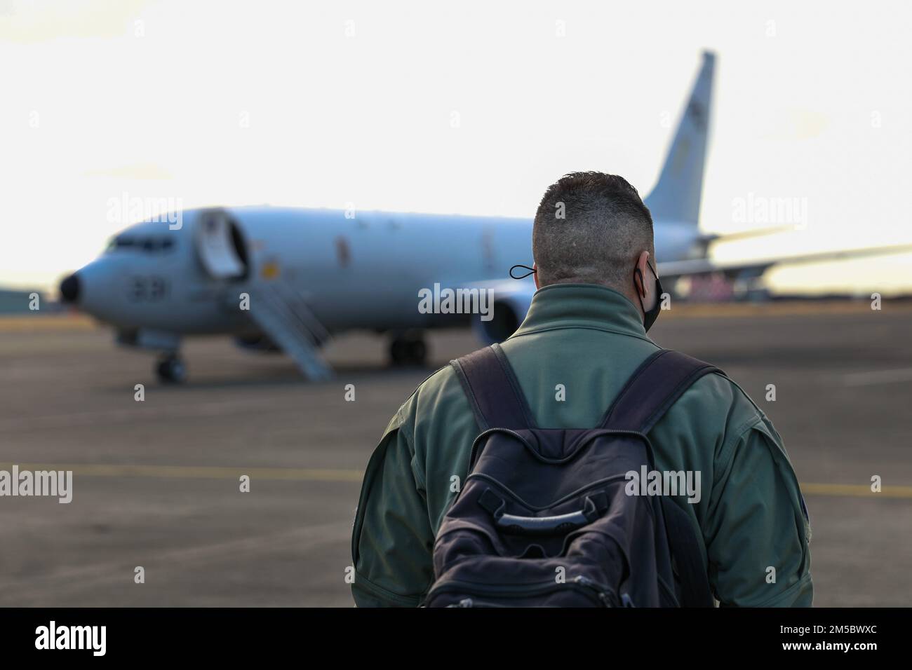 INSTALLATION AÉRIENNE NAVALE ATSUGI (Japon) (24 février 2022) – Naval Air Crewman (opérateur) 2nd classe Ricardo Aguilar, de Chicago (Illinois), affecté aux « Golden Swordmen » de l'escadron de patrouille (VP) 47, traverse le tarmac jusqu'à un P-8A Poseidon avant une mission d'entraînement, 24 février. Le VP-47 est actuellement déployé à la NAF Misawa, au Japon, dans le cadre d'opérations de patrouille maritime et de reconnaissance et de proximité de théâtre au sein de la zone d'opérations de la flotte américaine 7th (C7F) à l'appui du commandant de la Force opérationnelle 72, C7F et des États-Unis Objectifs du Commandement Indo-Pacifique dans toute la région. Banque D'Images