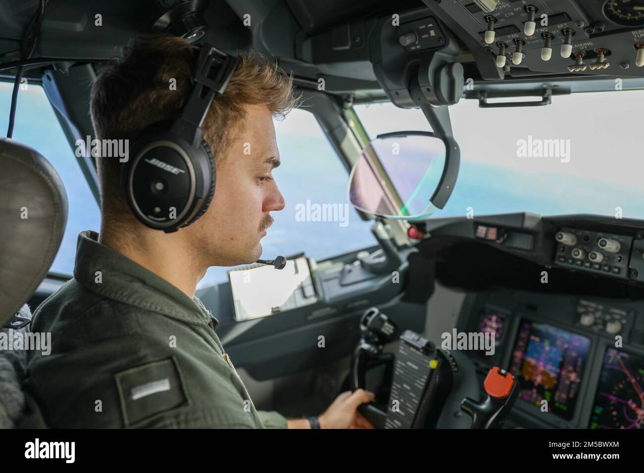 INSTALLATION AÉRIENNE NAVALE ATSUGI (Japon) (24 février 2022) – Lt. j.g. Hunter Bell, de Fredericksburg, en Virginie, affecté au « Golden Swordmen » de l'escadron de patrouille (VP) 47, pilote un P-8A Poséidon lors d'une mission d'entraînement, le 24 février. Le VP-47 est actuellement déployé à la NAF Misawa, au Japon, dans le cadre d'opérations de patrouille maritime et de reconnaissance et de proximité de théâtre au sein de la zone d'opérations de la flotte américaine 7th (C7F) à l'appui du commandant de la Force opérationnelle 72, C7F et des États-Unis Objectifs du Commandement Indo-Pacifique dans toute la région. Banque D'Images