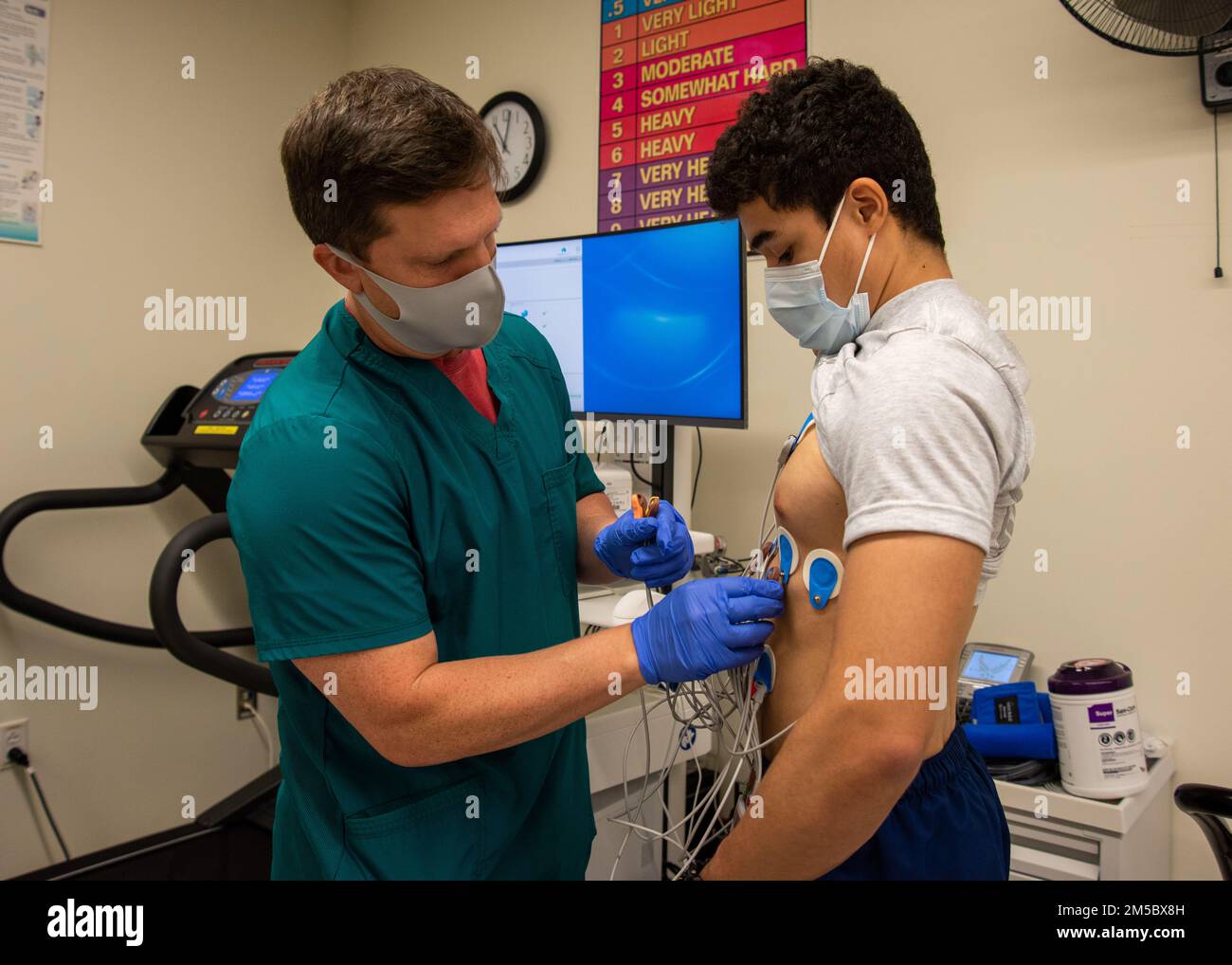 John Sessums, praticien en soins respiratoires du 59th Medical Specialty Squadron, place des électrodes sur un patient dans le cadre d'un test cardio-pulmonaire à la clinique pulmonaire du Wilford Hall Ambulatory Surgical Centre, joint base San Antonio-Lackland, Texas, le 24 février 2022. Le PCET est un outil clinique qui évalue la capacité d'exercice et détermine les conditions cardiaques ou pulmonaires. Banque D'Images