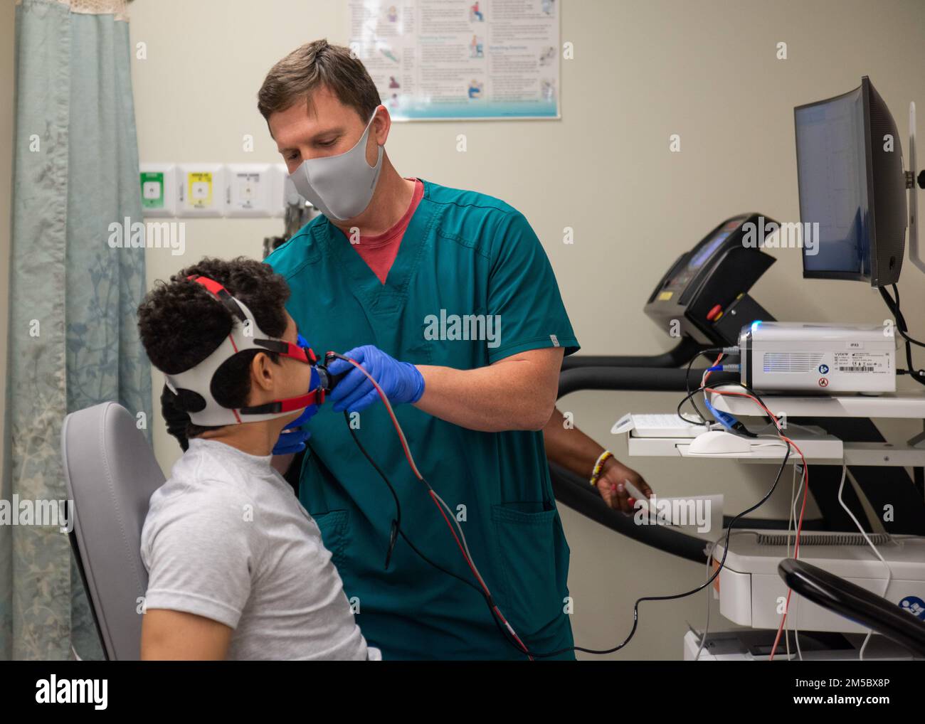 John Sessums, praticien en soins respiratoires du 59th Medical Specialty Squadrums, attache un adaptateur pour analyser la fonction pulmonaire d'un patient lors d'un test cardio-pulmonaire à la clinique pulmonaire du Wilford Hall Ambulatory Surgical Centre, joint base San Antonio-Lackland (Texas), le 24 février 2022. Le PCET est un outil clinique qui évalue la capacité d'exercice et détermine les conditions cardiaques ou pulmonaires. Banque D'Images