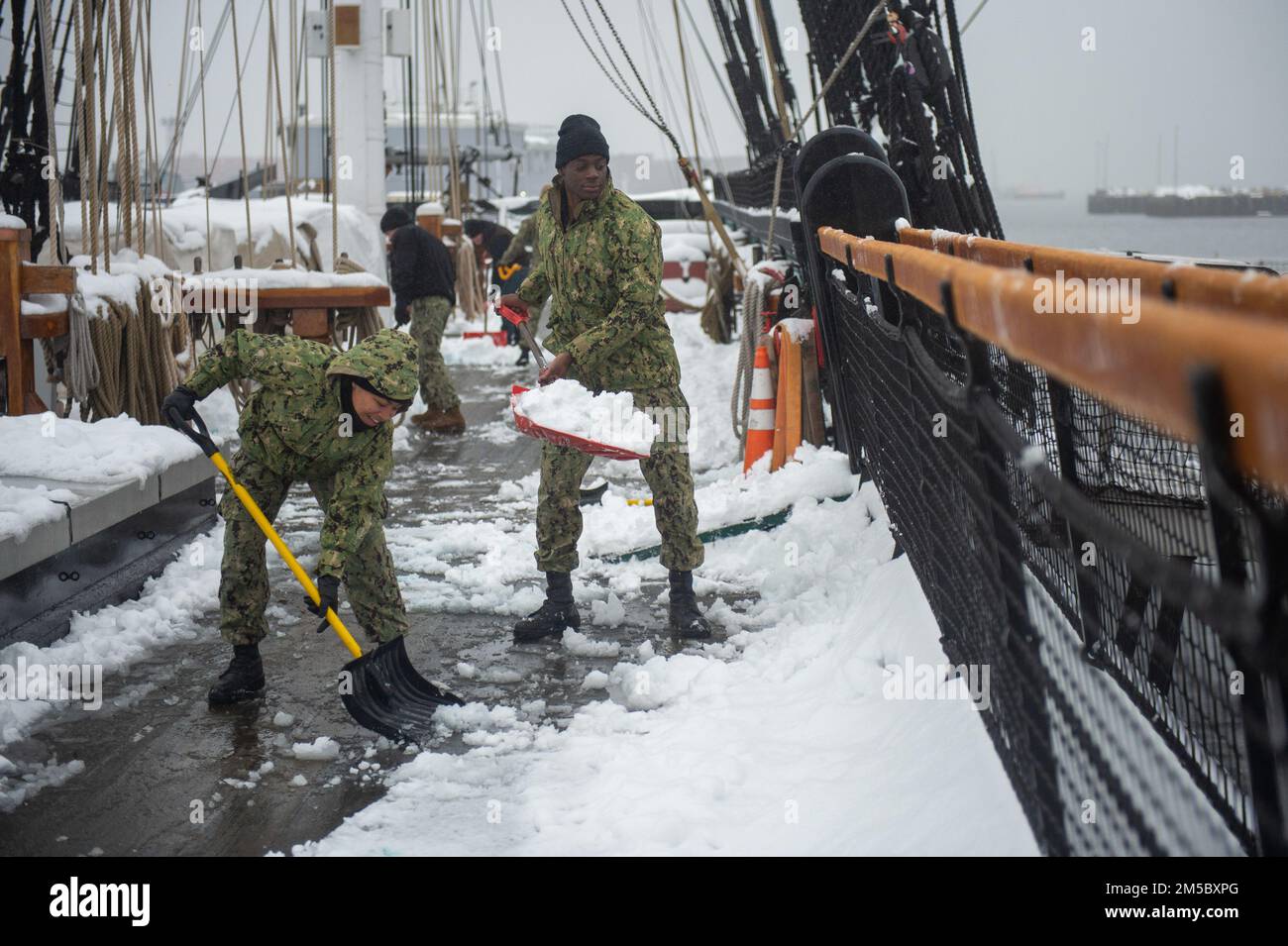 BOSTON (25 février 2021) le marin Jordan Sharp, à gauche, de Cincinnati, et le marin Swafdar Ssekiziyivu, de Los Angeles, ont fait de la neige à bord de l'USS Constitution. Pendant les opérations normales, les marins actifs stationnés à bord de l’USS Constitution offrent des visites gratuites et des visites publiques à plus de 600 000 000 personnes par an, tout en soutenant la mission du navire de promouvoir l’histoire et le patrimoine maritime de la Marine et de sensibiliser la population à l’importance d’une présence navale soutenue. L'USS Constitution a été indéfait au combat et a détruit ou capturé 33 opposants. Le navire a gagné le surnom d'ancien IR Banque D'Images