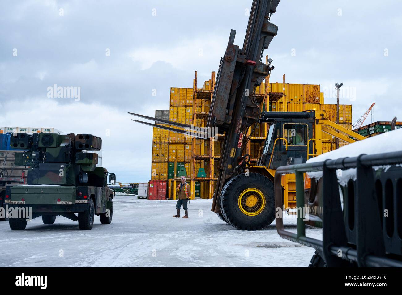 Les exploitants de fret avec Alaska Marine Trucking se préparent à charger un système de défense aérienne Avenger sur une remorque au port d'Anchorage, Anchorage (Alaska), le 25 février 2022. Des entreprises commerciales comme le port d'Anchorage ont fourni un soutien au transport de marchandises et de véhicules pour l'exercice ARCTIC EDGE 2022, une force conjointe et un exercice d'entraînement binational qui offre aux militaires américains et aux membres des Forces armées canadiennes l'occasion d'affiner les capacités actuelles et de tester les applications futures des opérations de combat et des systèmes d'armes. Banque D'Images Les exploitants de fret avec Alaska Marine Trucking se préparent à charger un système de défense aérienne Avenger sur une remorque au port d'Anchorage, Anchorage (Alaska), le 25 février 2022. Des entreprises commerciales comme le port d'Anchorage ont fourni un soutien au transport de marchandises et de véhicules pour l'exercice ARCTIC EDGE 2022, une force conjointe et un exercice d'entraînement binational qui offre aux militaires américains et aux membres des Forces armées canadiennes l'occasion d'affiner les capacités actuelles et de tester les applications futures des opérations de combat et des systèmes d'armes. Banque D'Images