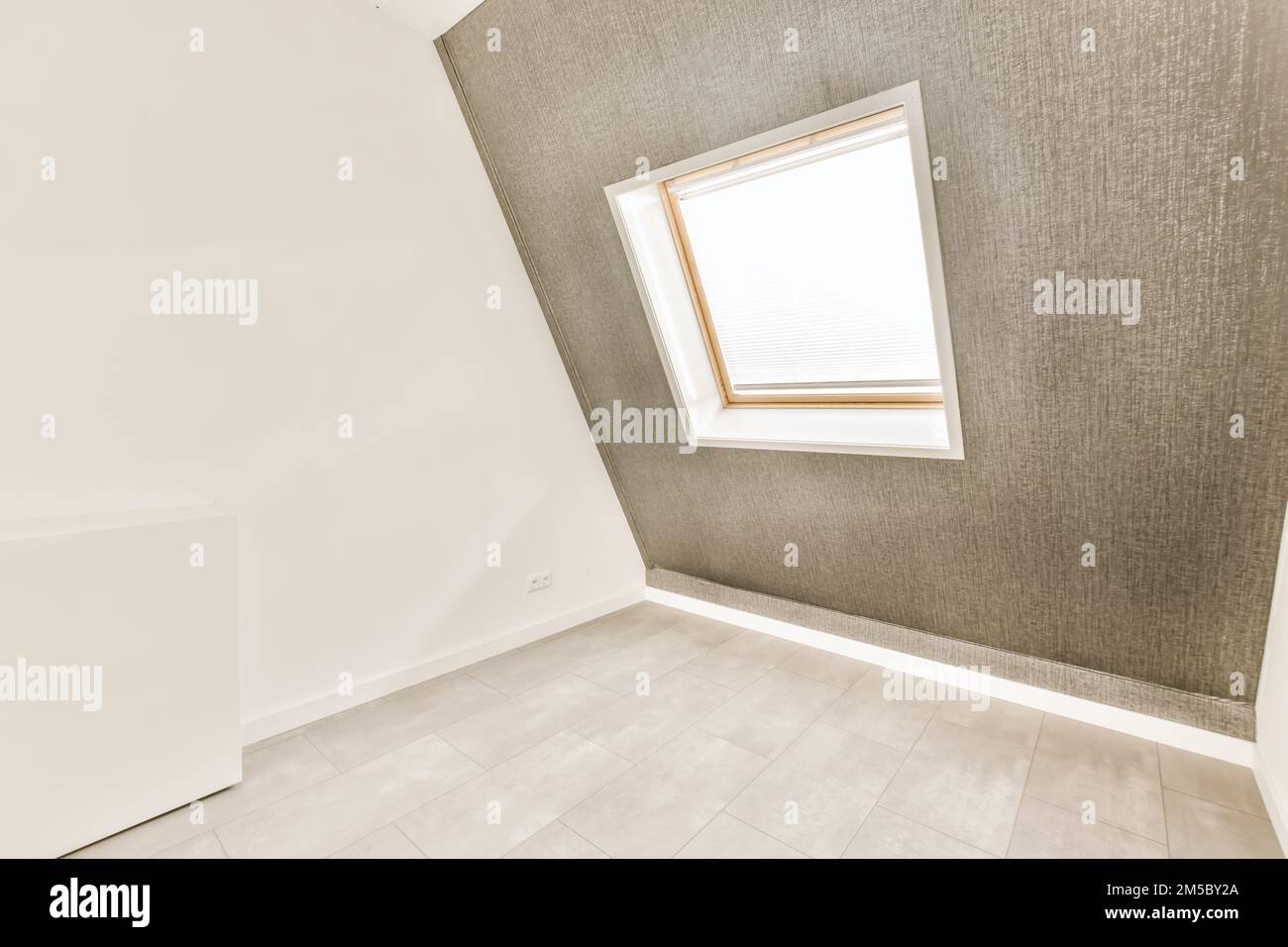 une pièce vide avec un sol carrelé et des murs blancs dans le mur n'est pas visible, mais il n'y a pas d'image Banque D'Images