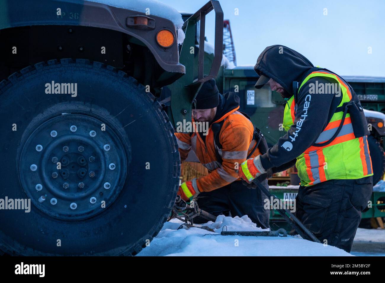 Chase Foster et Anthony Olds, tous deux opérateurs de fret avec Alaska Marine Trucking, déverrouillent un système de défense aérienne Avenger au port d'Anchorage, Anchorage, Alaska, le 25 février 2022. Le système de défense aérienne Avenger, entièrement automatisé et à courte portée, est la première arme mobile de défense surface-air de l'Armée de terre et sera utilisé à l'appui de l'exercice ARCTIC EDGE 2022, un exercice d'entraînement multiservice et binational organisé par le Commandement de l'Alaska sous l'autorité des États-Unis Commandement du Nord. Banque D'Images Chase Foster et Anthony Olds, tous deux opérateurs de fret avec Alaska Marine Trucking, déverrouillent un système de défense aérienne Avenger au port d'Anchorage, Anchorage, Alaska, le 25 février 2022. Le système de défense aérienne Avenger, entièrement automatisé et à courte portée, est la première arme mobile de défense surface-air de l'Armée de terre et sera utilisé à l'appui de l'exercice ARCTIC EDGE 2022, un exercice d'entraînement multiservice et binational organisé par le Commandement de l'Alaska sous l'autorité des États-Unis Commandement du Nord. Banque D'Images