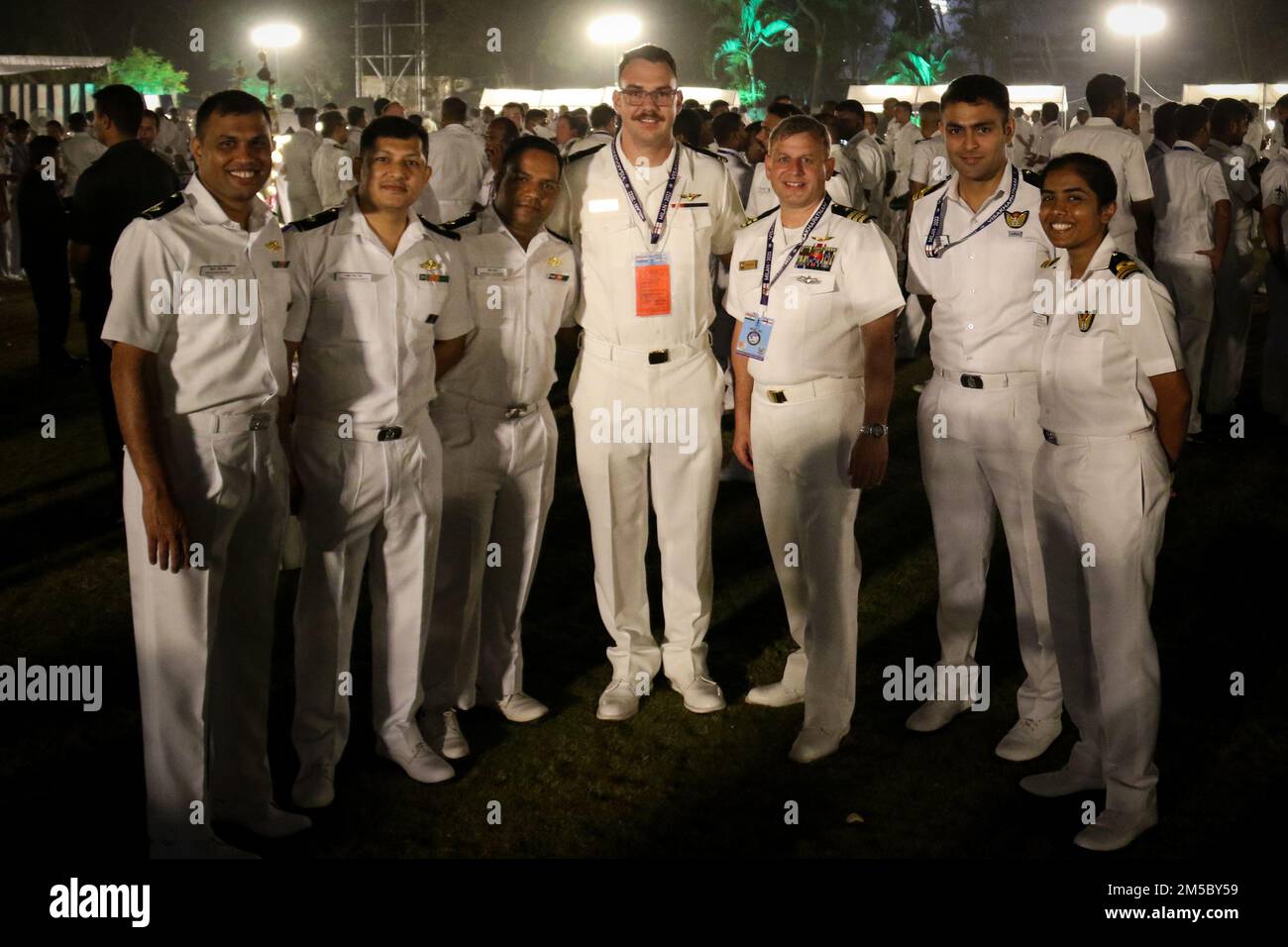 INS SATAVAHANA, Inde (25 février 2022) – les membres de l’Escadron de patrouille des « Swordmen d’or » (VP) 47 posent pour une photo avec des représentants d’autres nations tout en participant à un événement brise-glace pour l’exercice naval multilatéral « MILAN 2022 » à INS Satavahana, à Visakhapatnam, en Inde, le 25 février 2022. Le VP-47 est actuellement déployé à la NAF Misawa, au Japon, dans le cadre d'opérations de patrouille maritime et de reconnaissance et de proximité de théâtre au sein de la zone d'opérations de la flotte américaine 7th (C7F) à l'appui du commandant de la Force opérationnelle 72, C7F et des États-Unis Objectifs du Commandement Indo-Pacifique dans toute la région. Banque D'Images