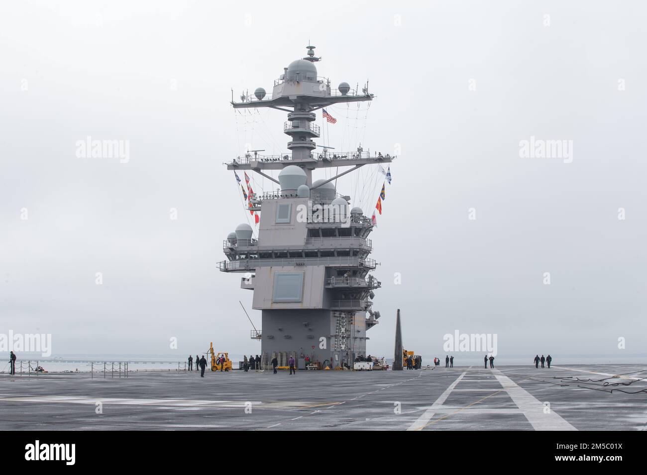 L'USS Gerald R. Ford (CVN 78) transite la rivière James après avoir quitté le chantier naval de Newport News pendant la mer et l'ancre, le 25 février 2022. Ford est en cours dans l'océan Atlantique après avoir terminé la partie industrielle d'une disponibilité incrémentielle prévue (ÉFVP) de six mois. Banque D'Images