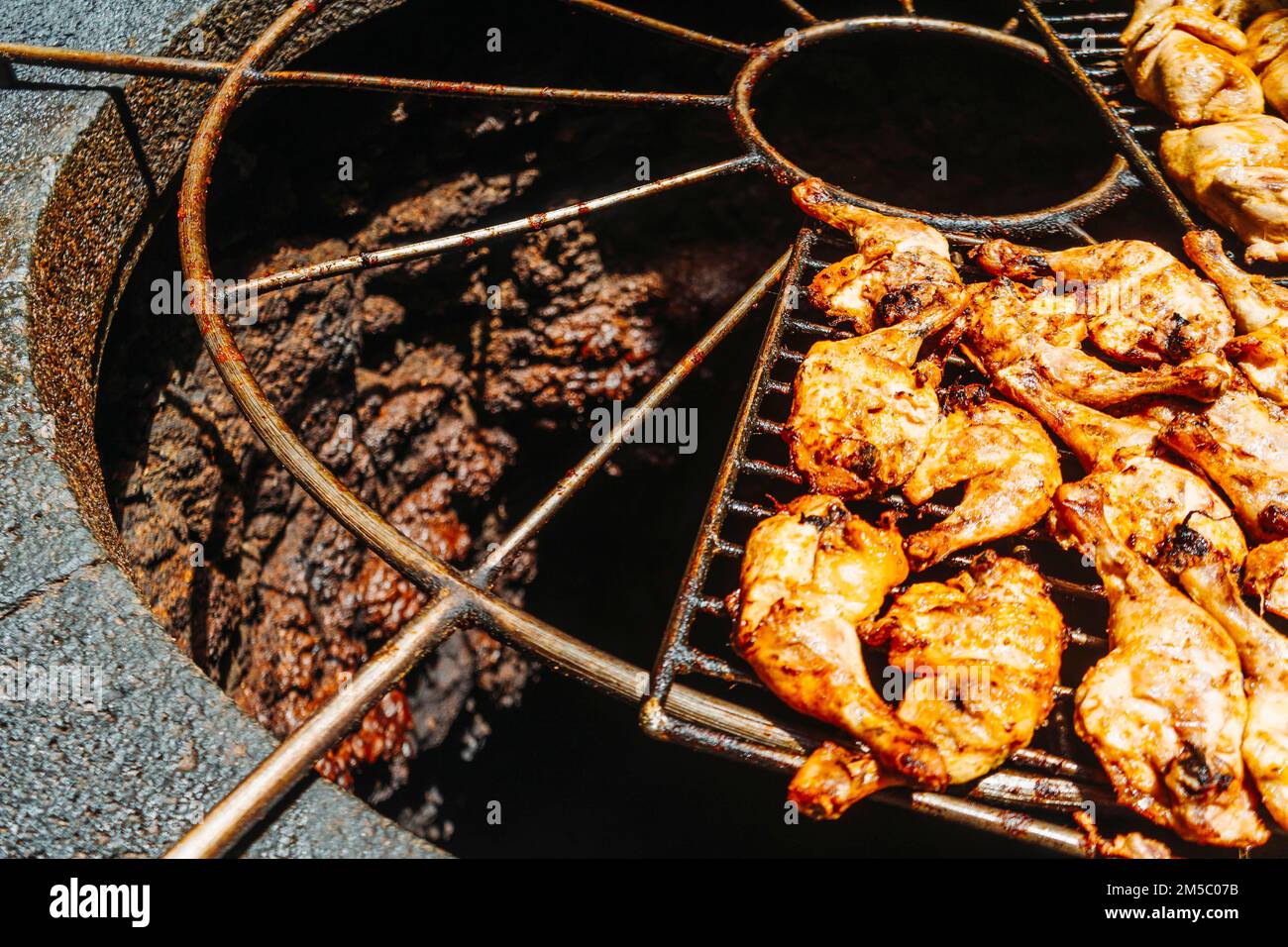 Savoureux barbecue de viande sur la chaleur volcanique, Parc national de Timanfaya, îles Canaries, Espagne Banque D'Images