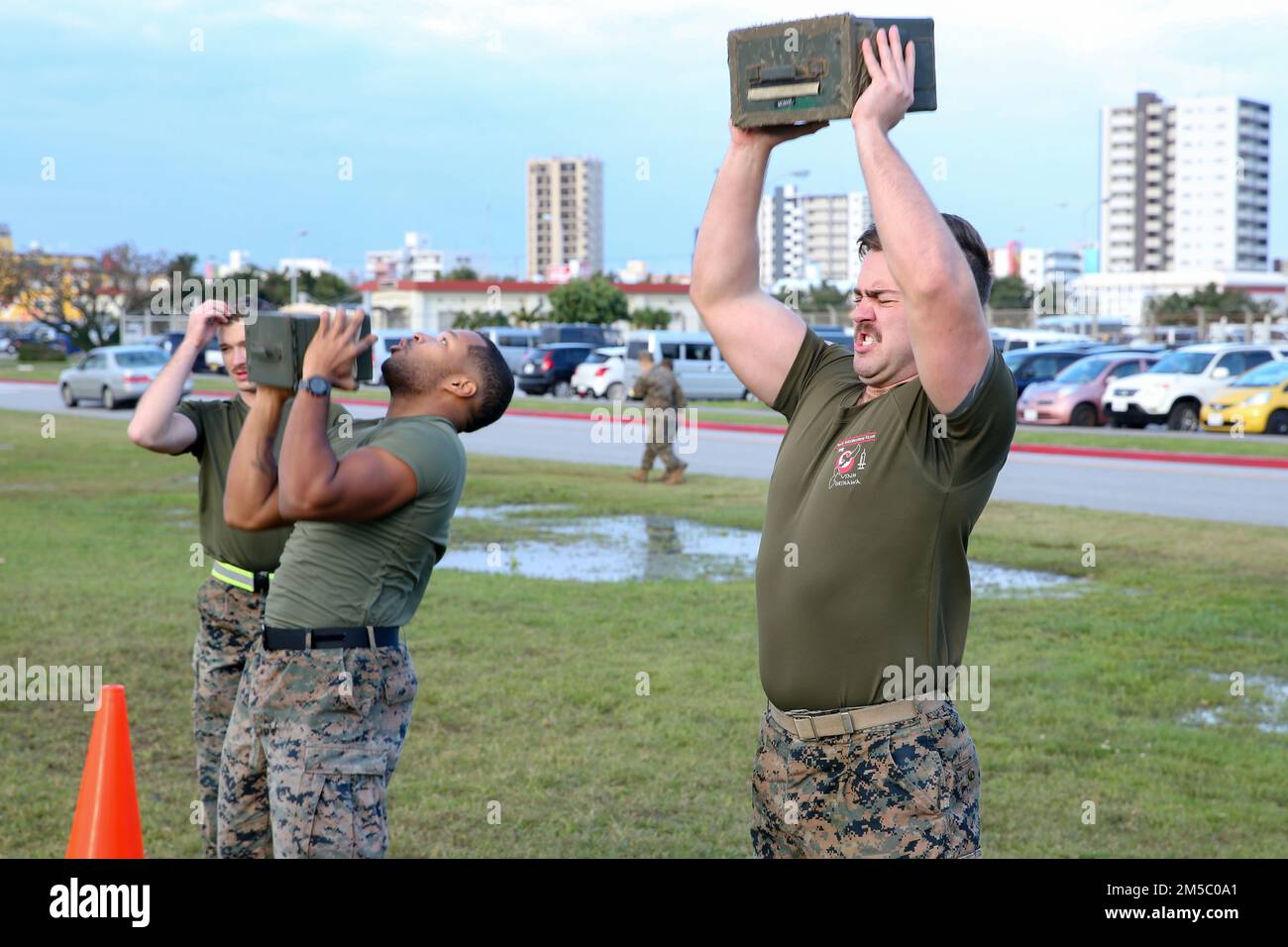 ÉTATS-UNIS L'officier de deuxième classe du Petty de la Marine, David Wright, à gauche, et l'Hospitalman Liam Morgan, des corpmen du 3rd Bataillon médical, 3rd Marine Logistics Group, conduisent des ascenseurs de munitions lors de la coupe Corpsman au Camp Foster, Okinawa, Japon, 25 février 2022. La coupe Corpsman est un défi annuel de cinq événements auquel participent les marins et les marins pour construire la camaraderie et pratiquer les compétences essentielles pour sauver la vie. Banque D'Images