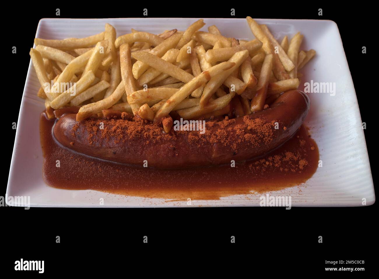 Currywurst avec des frites sur fond noir, Bavière, Allemagne Banque D'Images