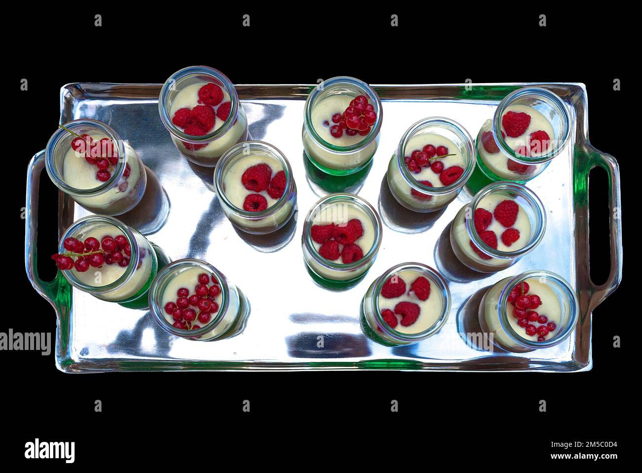 Dessert dans de petits verres avec des fruits sur un plateau, sur fond noir, Bavière, Allemagne Banque D'Images
