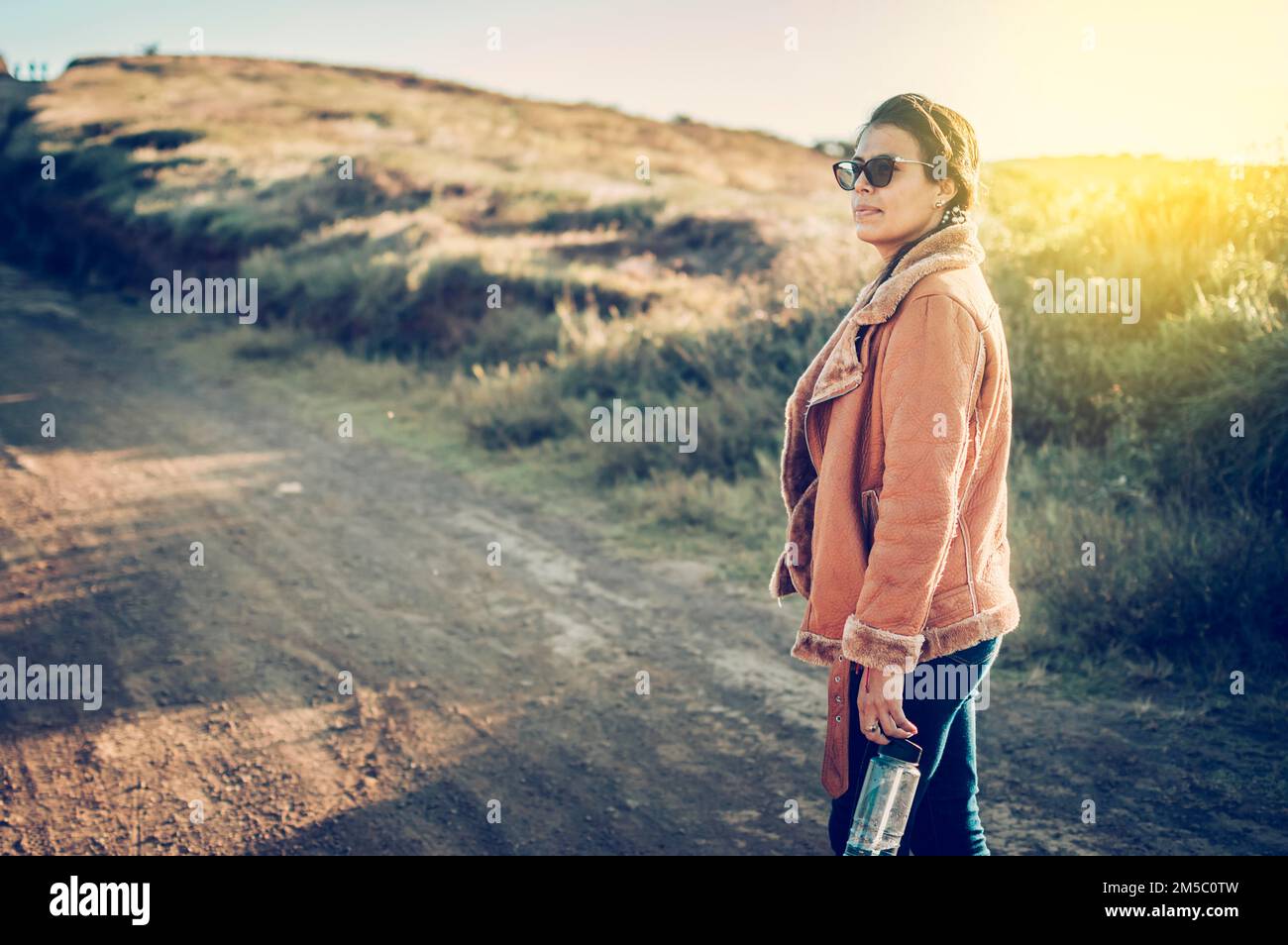 Une Femme Sur La Route Film Gros plan d'une jeune femme sur la route, style de vie d'une fille