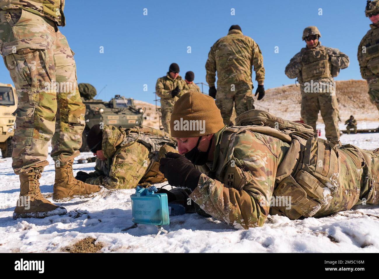 Un soldat du 1st Bataillon, 12th Infantry Regiment, 2nd Stryker Brigade combat Team, 4th Infantry Division prépare une mine Claymore du M18 février 25 à fort Carson, Colorado. Les soldats de la Brigade des chevaux de guerre maintiennent leur état de préparation en participant à des exercices d'entraînement et de course tout au long de l'année. Banque D'Images