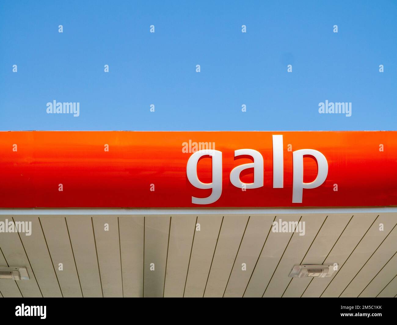 Le toit de la station-service de marque Galp avec un ciel bleu en arrière-plan à Barcelone, Espagne Banque D'Images