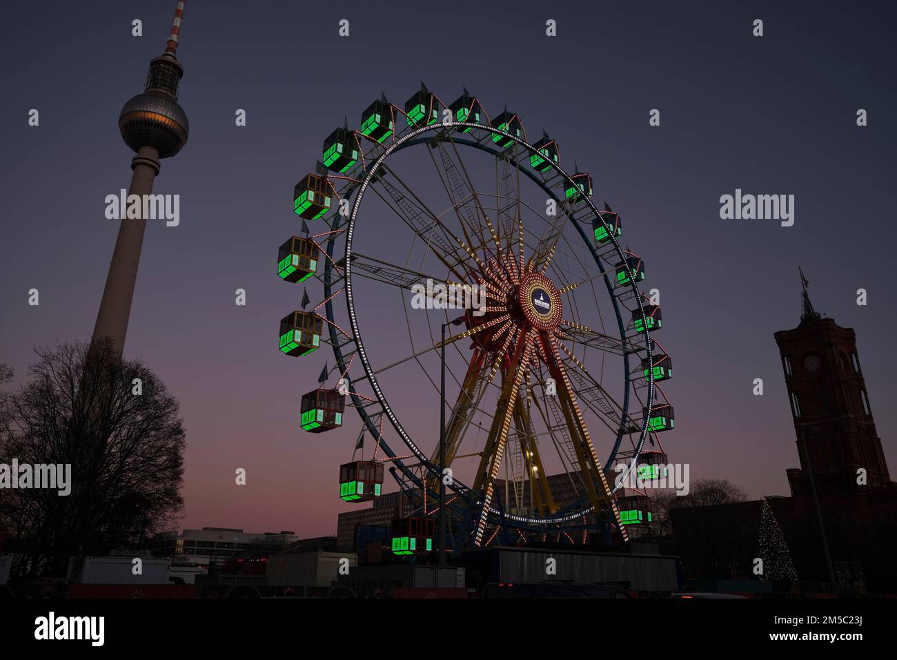 Allemagne, Berlin, 16. 12. 2021, grande roue du marché de Noël à Alex Alexanderplatz, tour de télévision, hôtel de ville rouge Banque D'Images