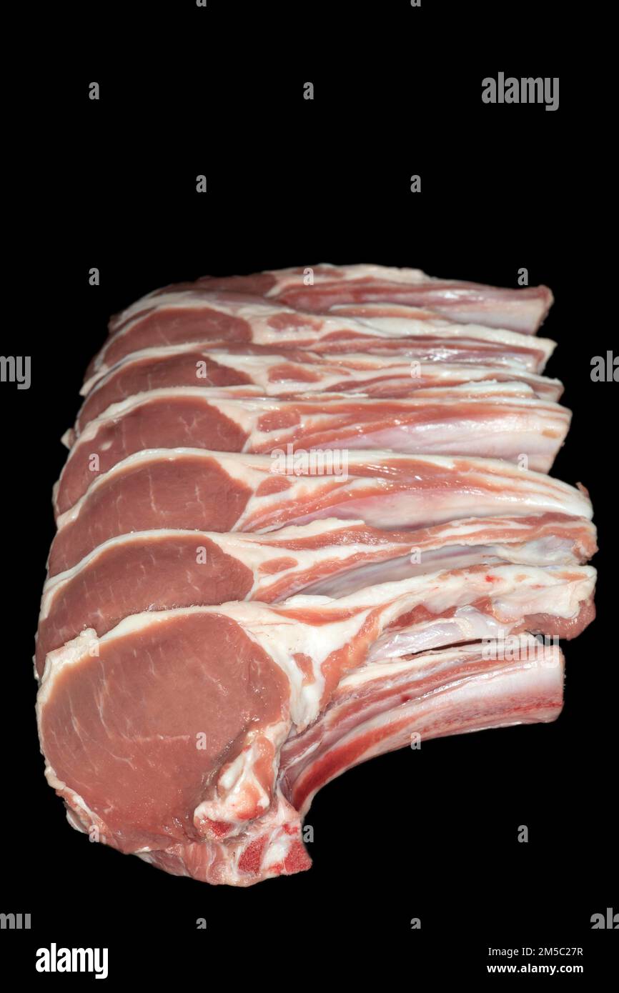 Côtelettes d'agneau fraîchement coupées, photographie de nourriture avec fond noir Banque D'Images