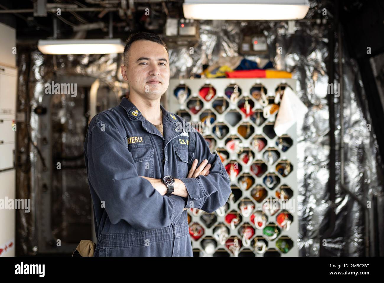 220225-N-LI768-1001 MANILLE (Philippines) (25 février 2022) – le chef Mineman James Brierly, de la ville d'Olongapo (Philippines), pose un portrait à bord du navire de combat littoral de type Independence-variant USS Tulsa (LCS 16). Tulsa, qui fait partie du Destroyer Squadron (DESRON) 7, est sur un déploiement rotatif, opérant dans la zone d'exploitation de la flotte américaine 7th afin d'améliorer l'interopérabilité avec les partenaires et de servir de force de réaction prête à l'appui d'une région Indo-Pacifique libre et ouverte. Banque D'Images