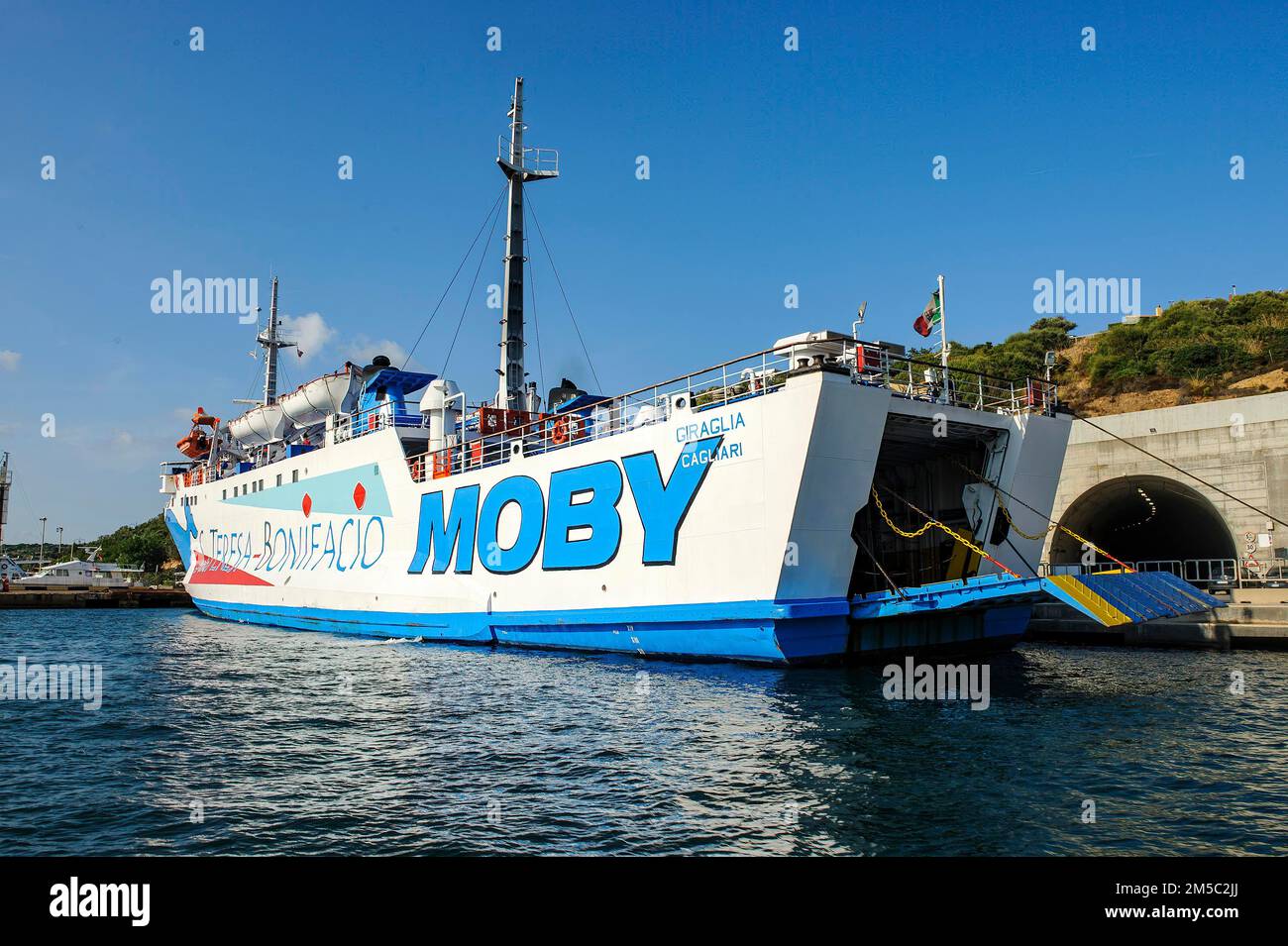 Ferry car ferry pour le service de ferry entre Santa Teresa di Gallura en Sardaigne et Bonifacio en Corse au quai de ferry dans le port de Santa Teresa di Banque D'Images