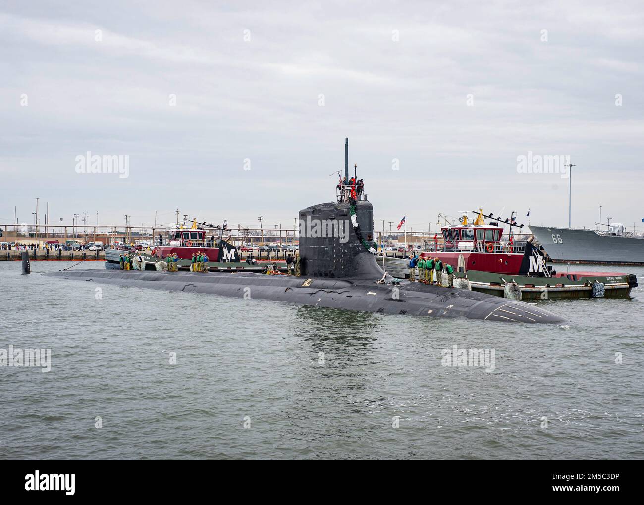 Le sous-marin d'attaque rapide USS Washington (SSN 787) de la classe Virginia se prépare au quai d'amarrage à la base navale de Norfolk, le 27 février 2022. Washington est revenu après un déploiement de six mois qui a soutenu les intérêts de sécurité nationale et les opérations de sécurité maritime. Banque D'Images