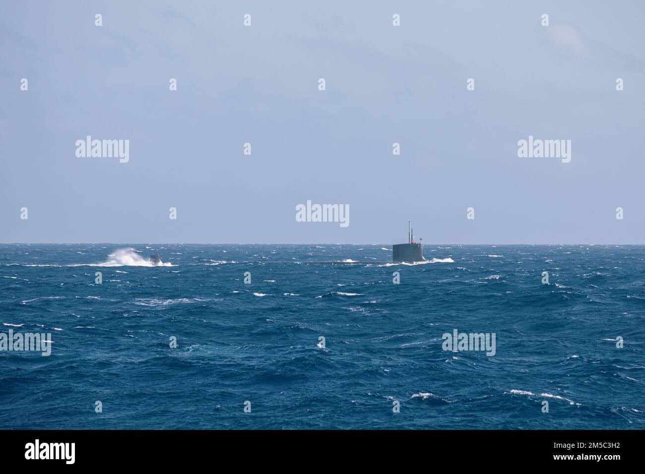 220227-N-GF955-1024 MER DES CARAÏBES - (27 février 2022) -- le sous-marin d'attaque rapide de classe Virginia USS Minnesota (SSN 783) et le navire de combat littoral Freedom-variant USS Billings (LCS 15) participent à un exercice bilatéral de guerre anti-sous-marine avec la marine colombienne, le 27 février 2022. Billings est déployé dans la zone d’opérations de la flotte américaine 4th afin d’appuyer la mission de la Force opérationnelle interagences conjointe Sud, qui comprend des missions de lutte contre le trafic de drogues illicites dans les Caraïbes et le Pacifique oriental. Banque D'Images