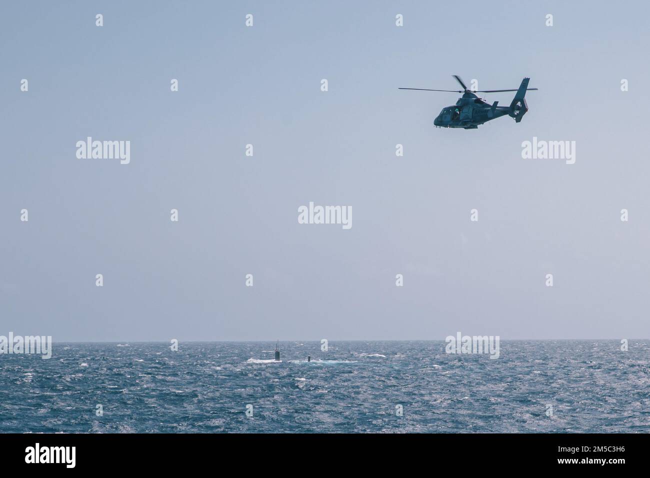 220227-N-GF955-1230 MER DES CARAÏBES - (27 février 2022) – Un hélicoptère Dauphin de la marine colombienne survole le sous-marin d'attaque rapide USS Minnesota (SSN 783) de classe Virginia lors d'un exercice bilatéral de guerre anti-sous-marine avec la marine colombienne, le 27 février 2022. Billings est déployé dans la zone d’opérations de la flotte américaine 4th afin d’appuyer la mission de la Force opérationnelle interagences conjointe Sud, qui comprend des missions de lutte contre le trafic de drogues illicites dans les Caraïbes et le Pacifique oriental. Banque D'Images