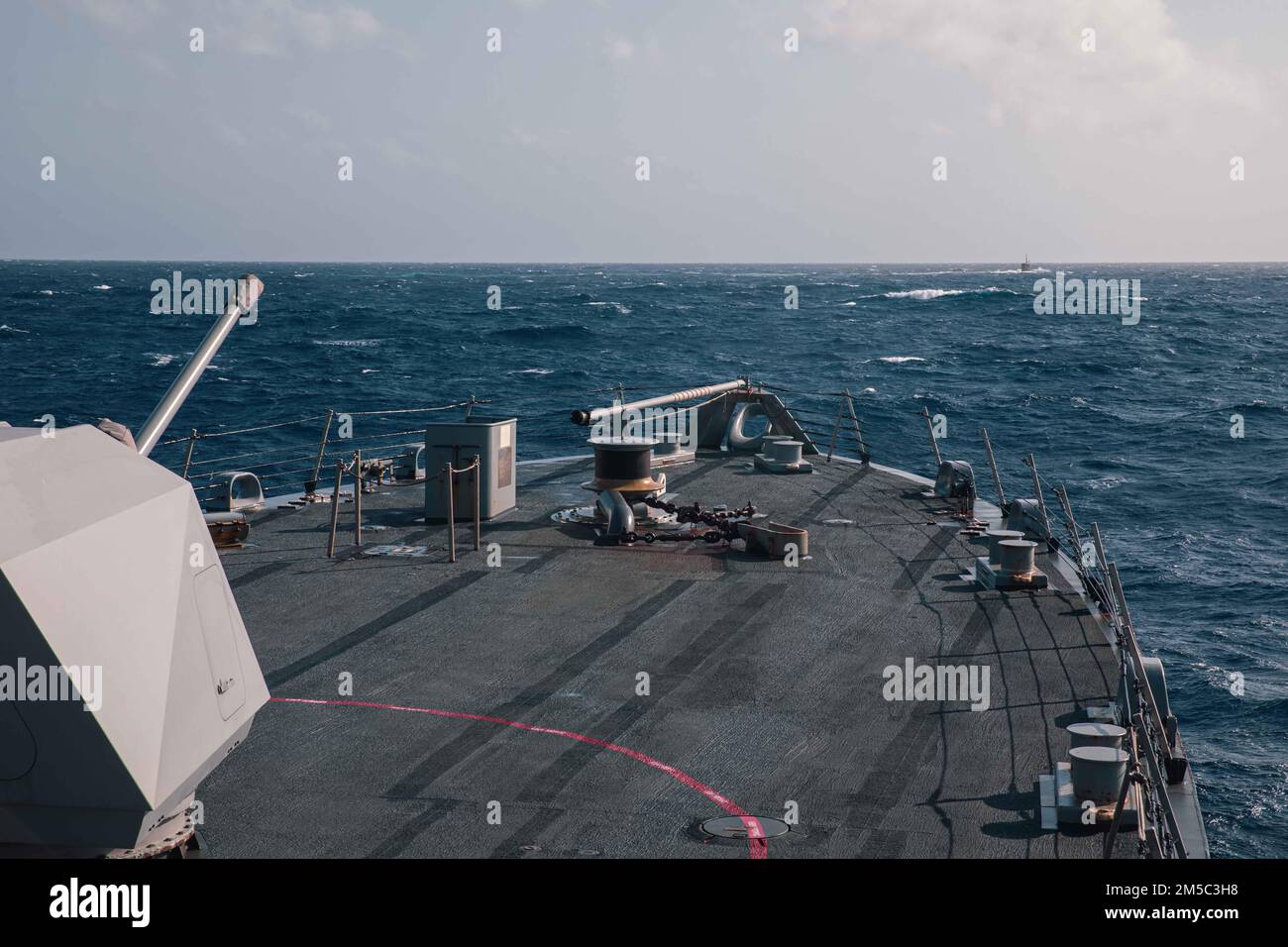220227-N-GF955-1045 MER DES CARAÏBES - (27 février 2022) -- le sous-marin d'attaque rapide de classe Virginia USS Minnesota (SSN 783) manœuvre devant le navire de combat littoral USS Billings (LCS 15) de la variante Freedom lors d'un exercice bilatéral de guerre anti-sous-marine avec la marine colombienne, le 27 février 2022. Billings est déployé dans la zone d’opérations de la flotte américaine 4th afin d’appuyer la mission de la Force opérationnelle interagences conjointe Sud, qui comprend des missions de lutte contre le trafic de drogues illicites dans les Caraïbes et le Pacifique oriental. Banque D'Images